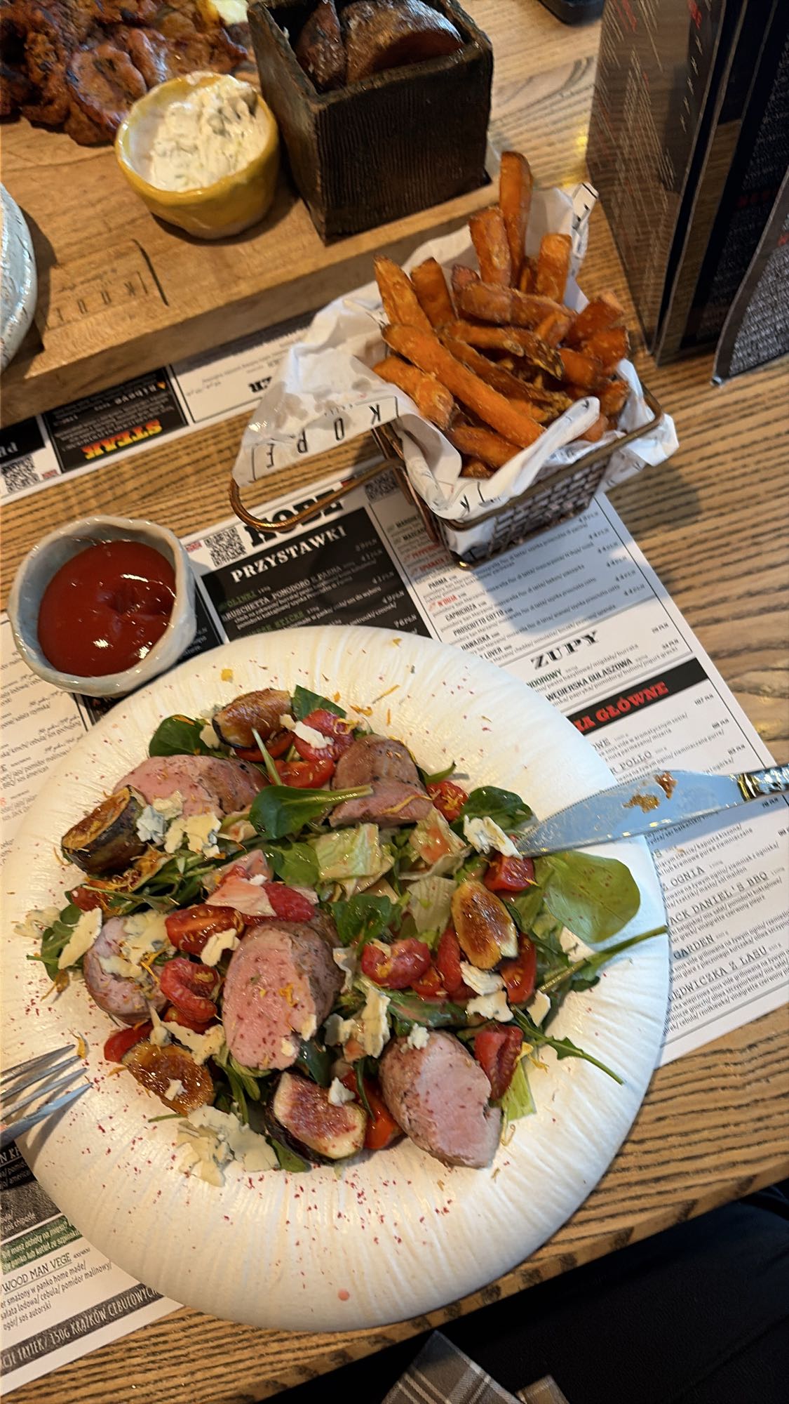 Sałatka z kiełbasą i frytkami