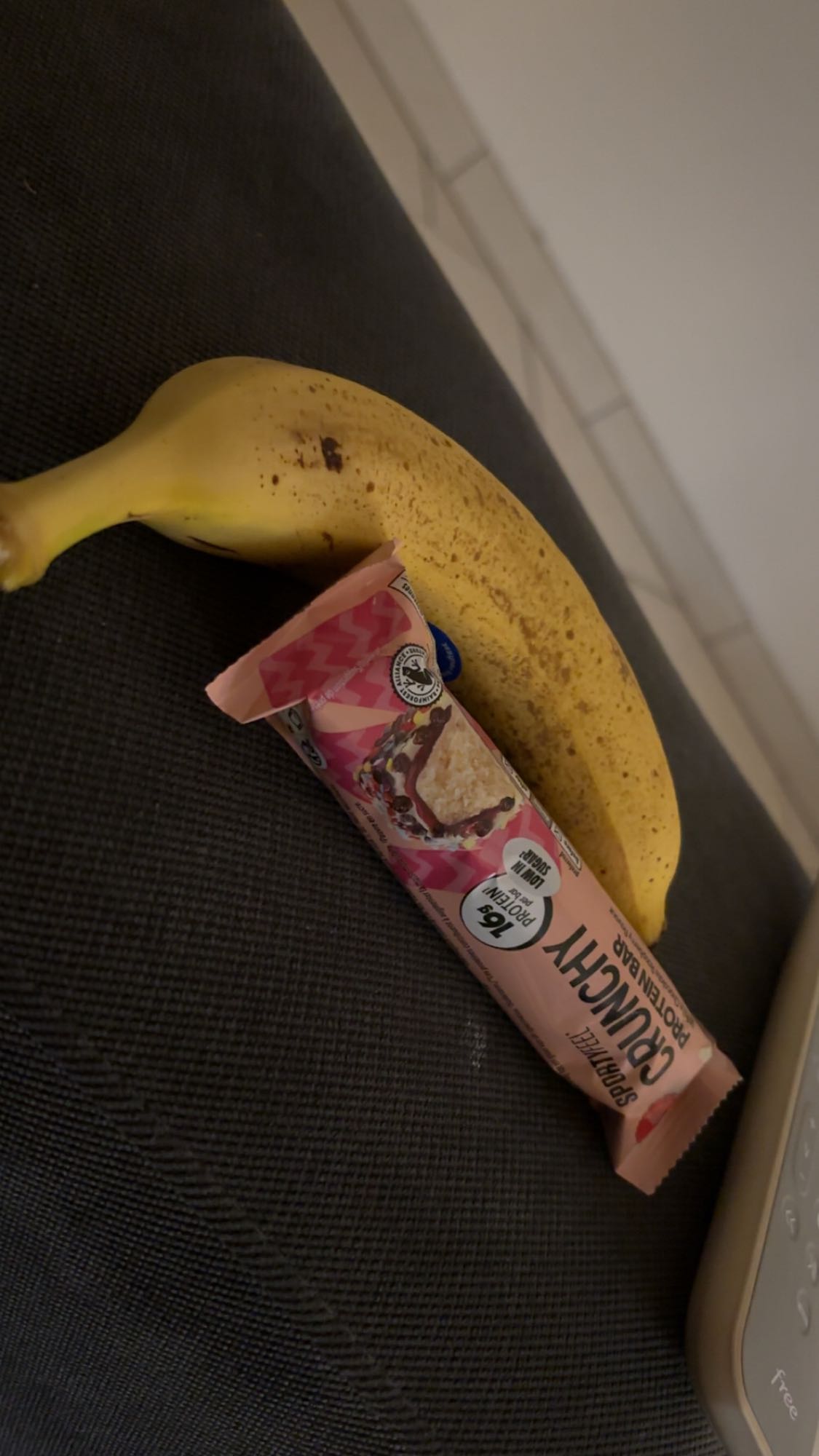 Banane et barre protéinée