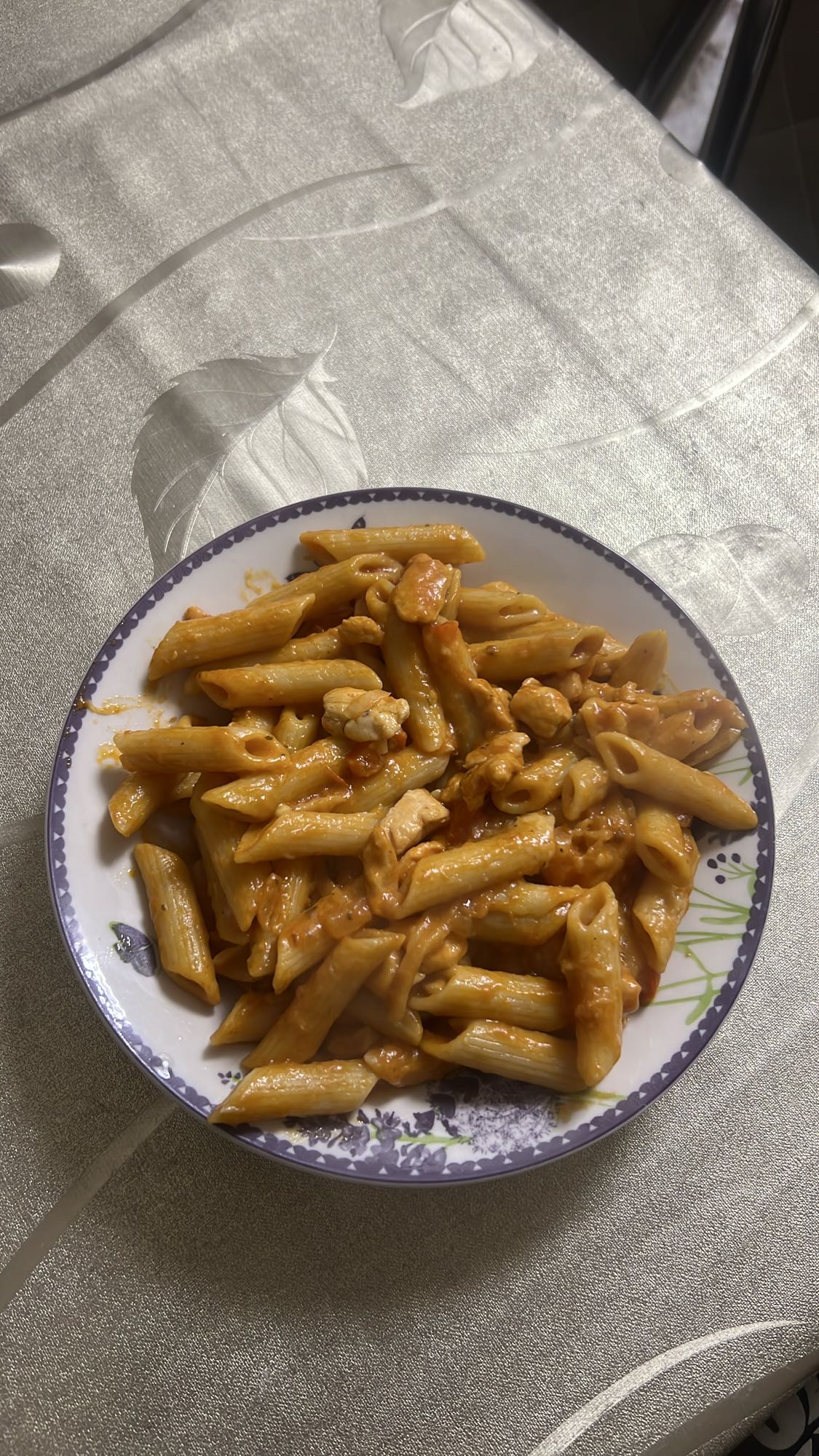 Penne cu pui și sos roșu