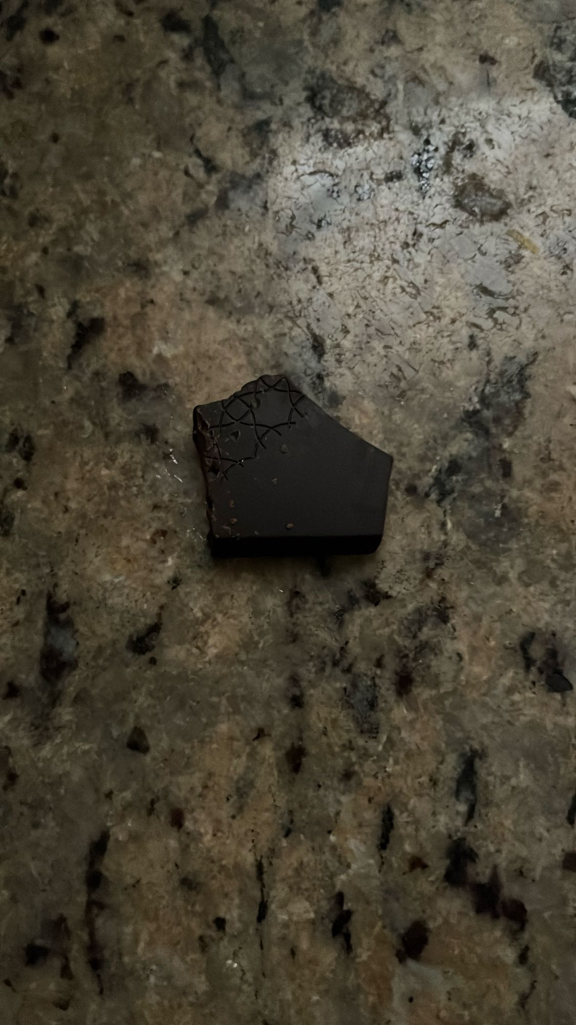 trozo de chocolate oscuro