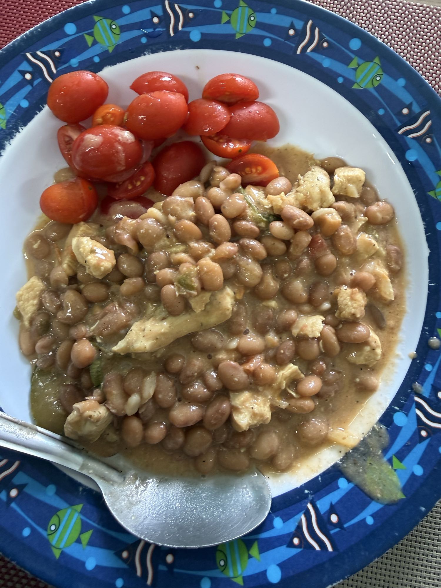 Feijão com frango e tomate
