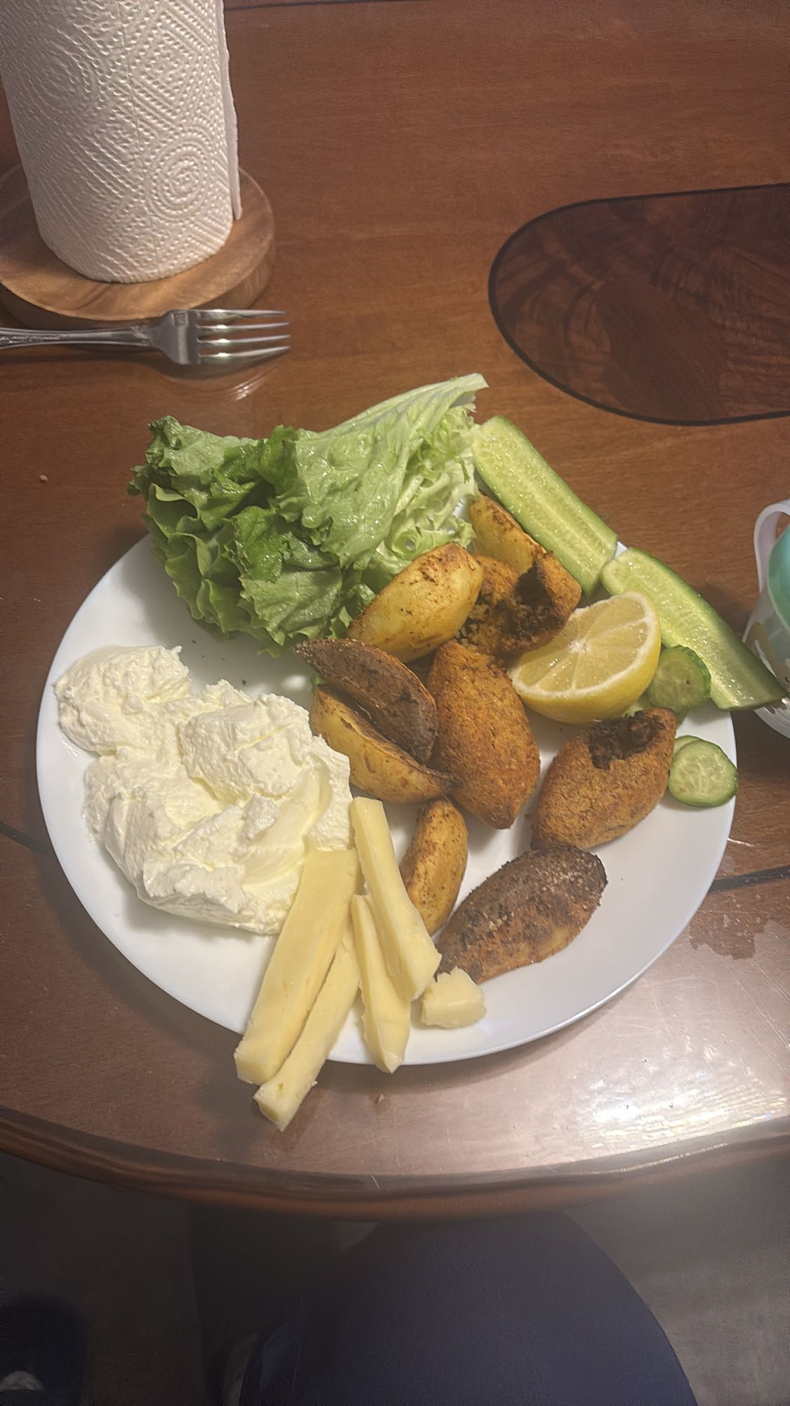 Fyllda potatis och osttallrik