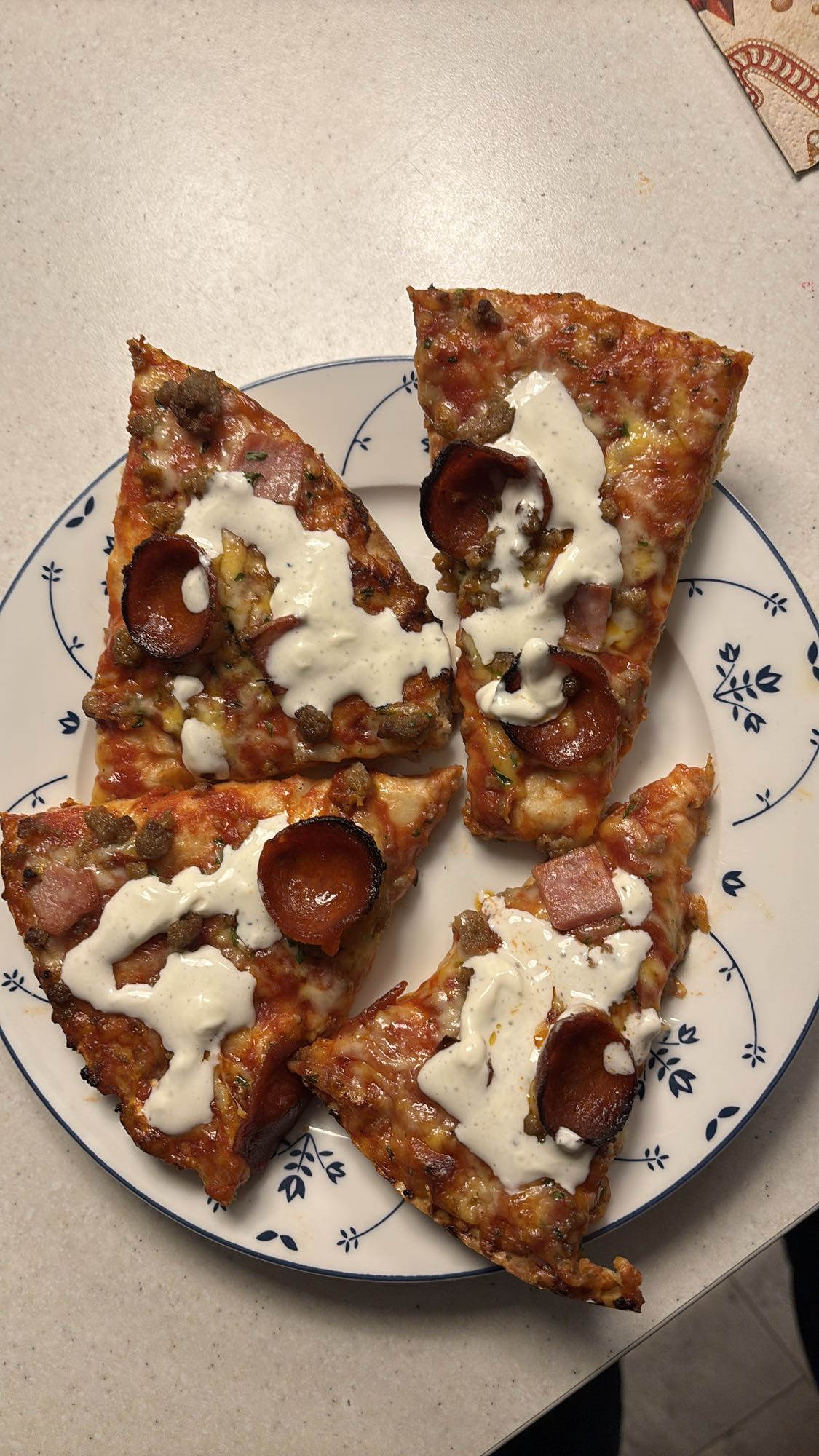 Kjøttpizza med dressing