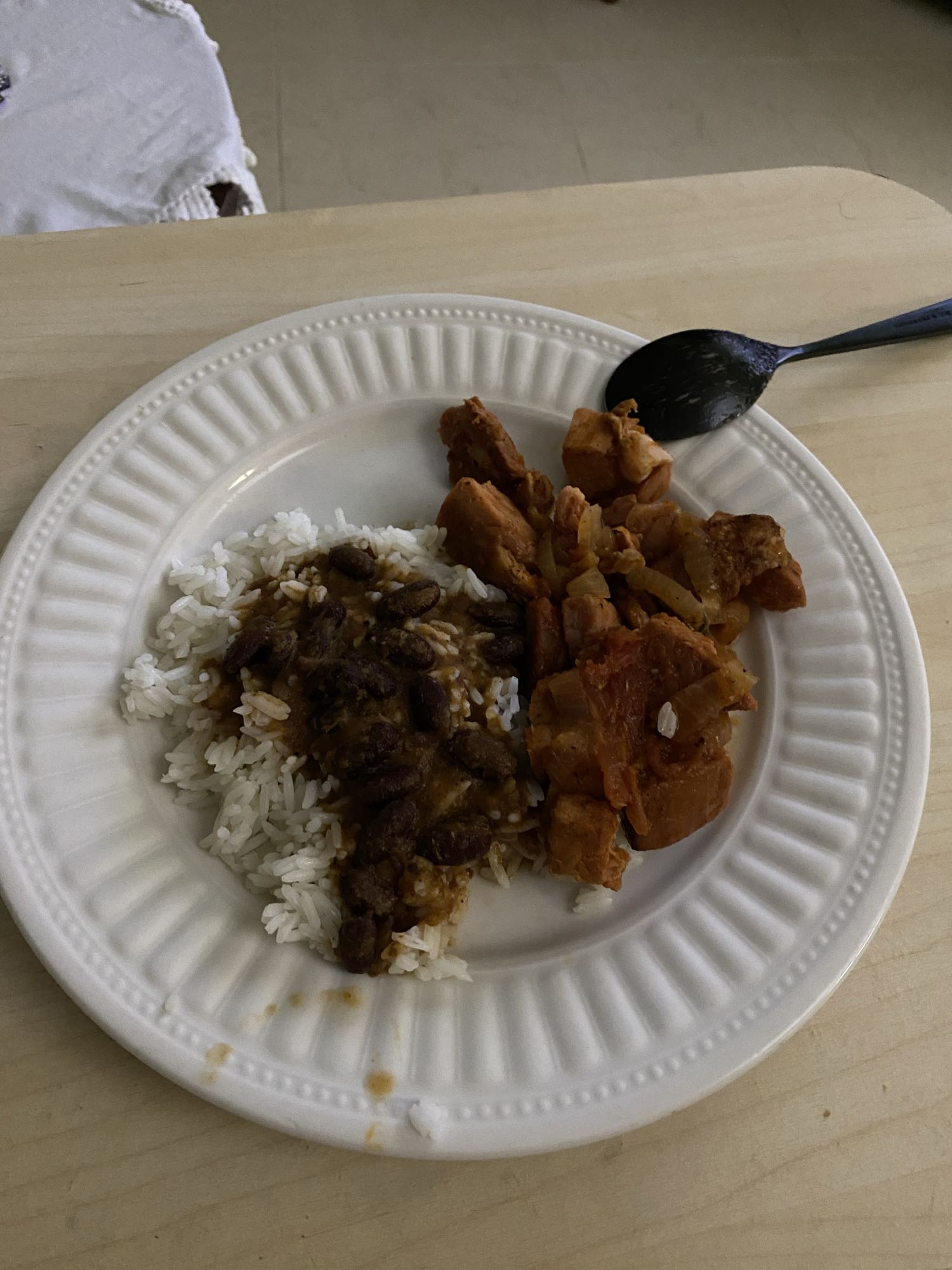 Arroz con frijoles y pollo