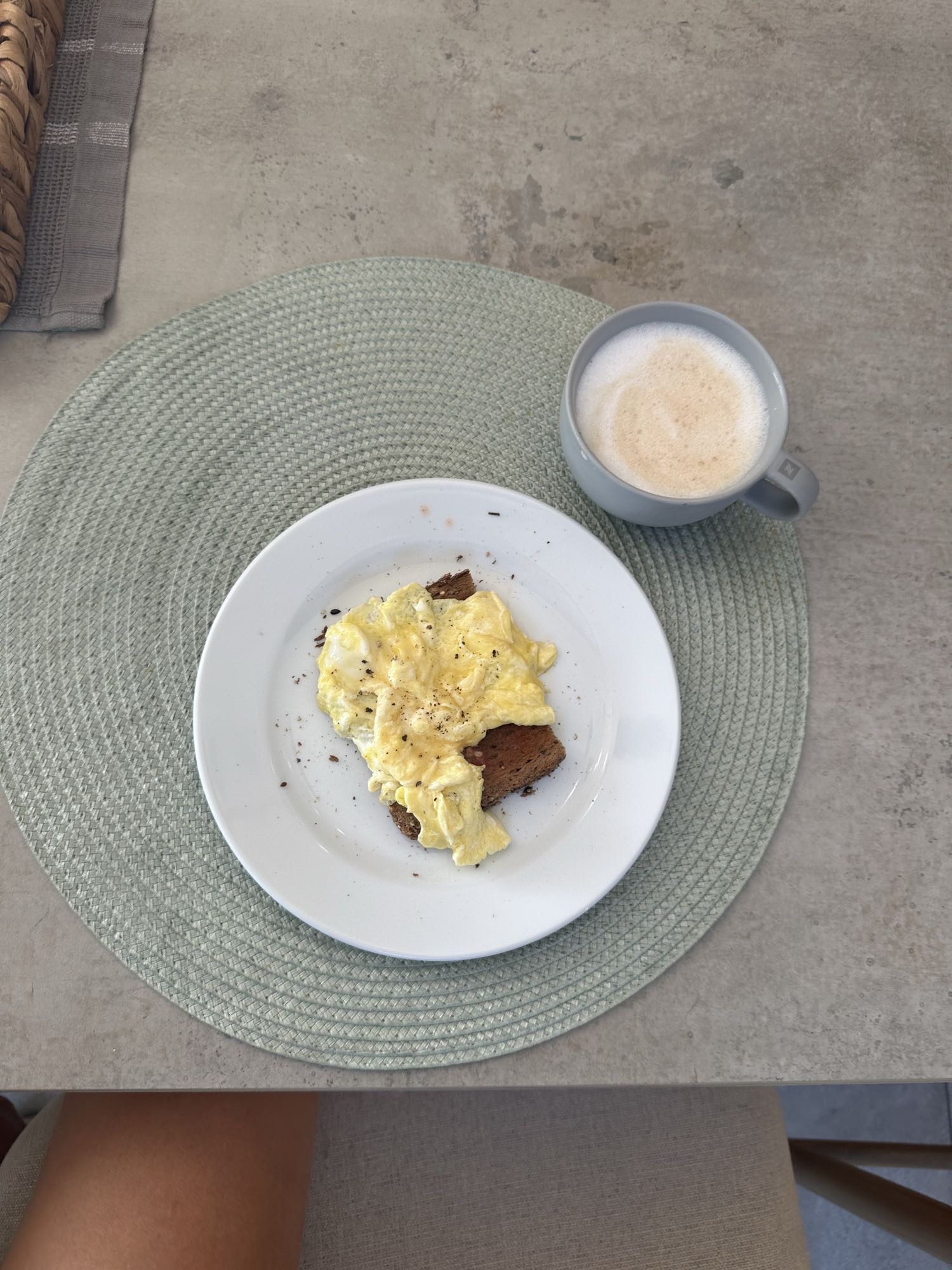 Tostada con huevos revueltos