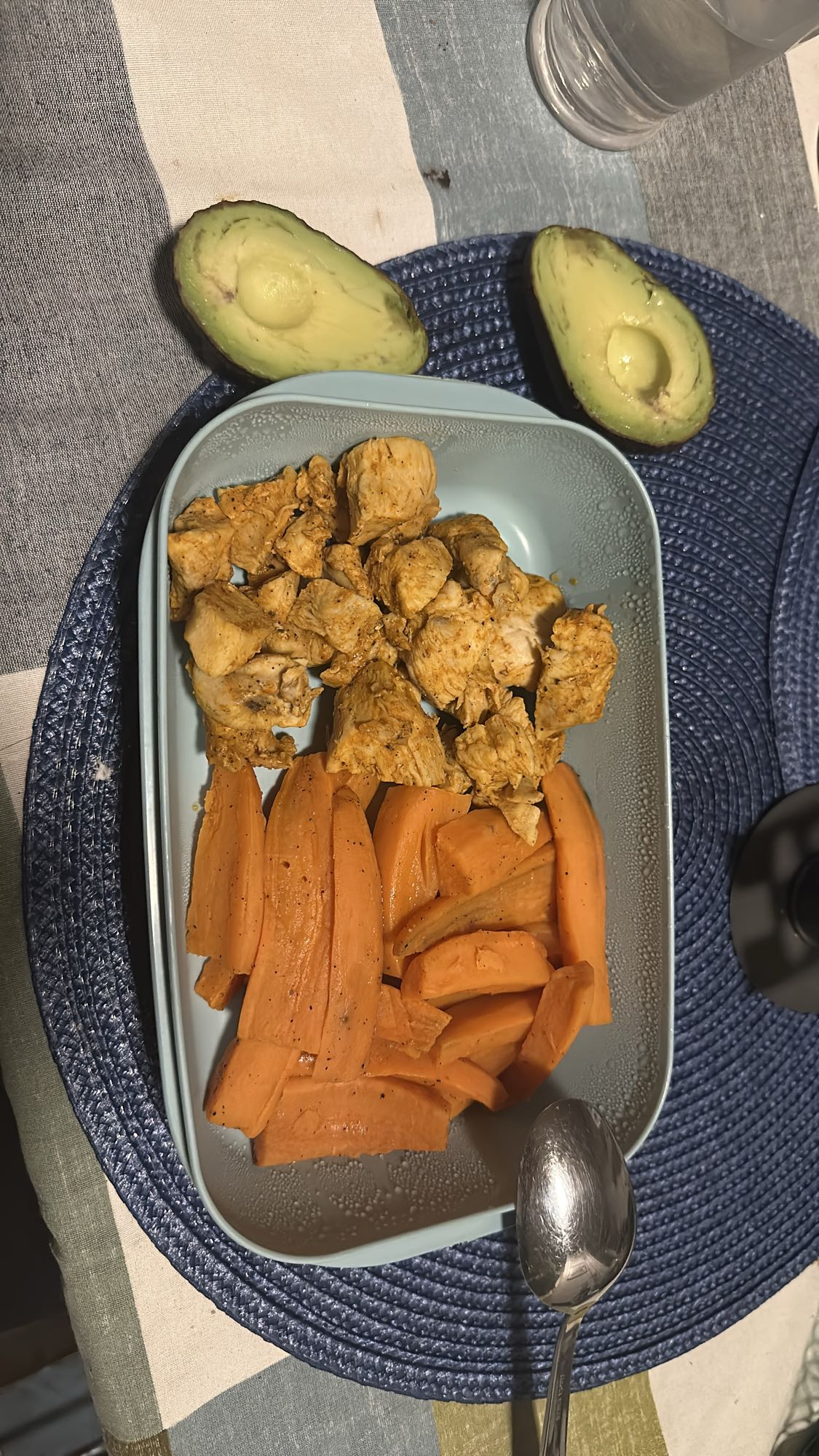 Kyckling, sötpotatis & avokado