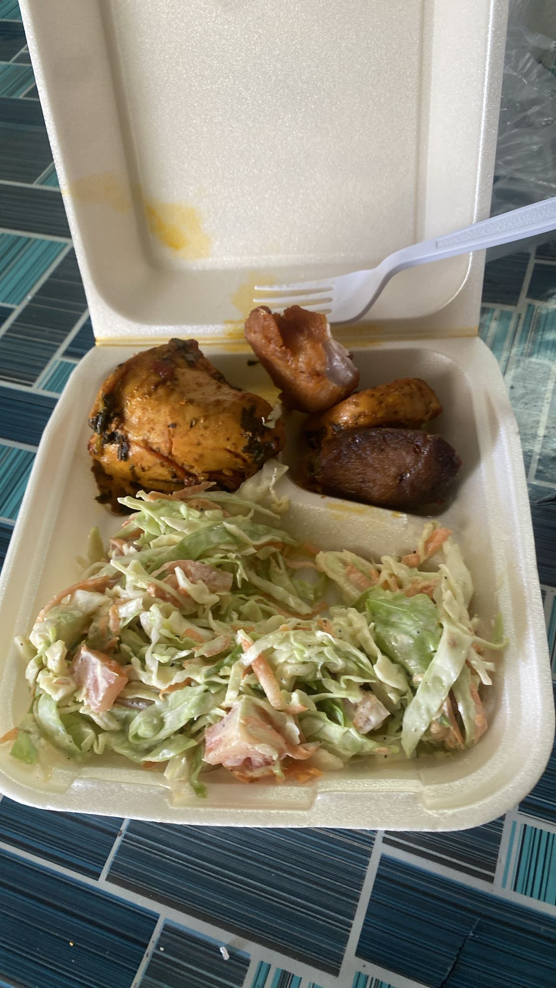Pollo asado con ensalada