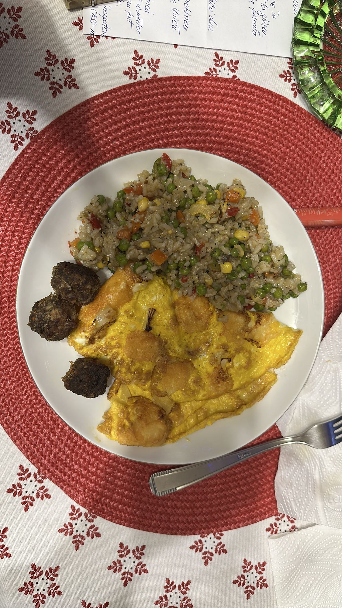 Orez cu legume, omletă și chiftele