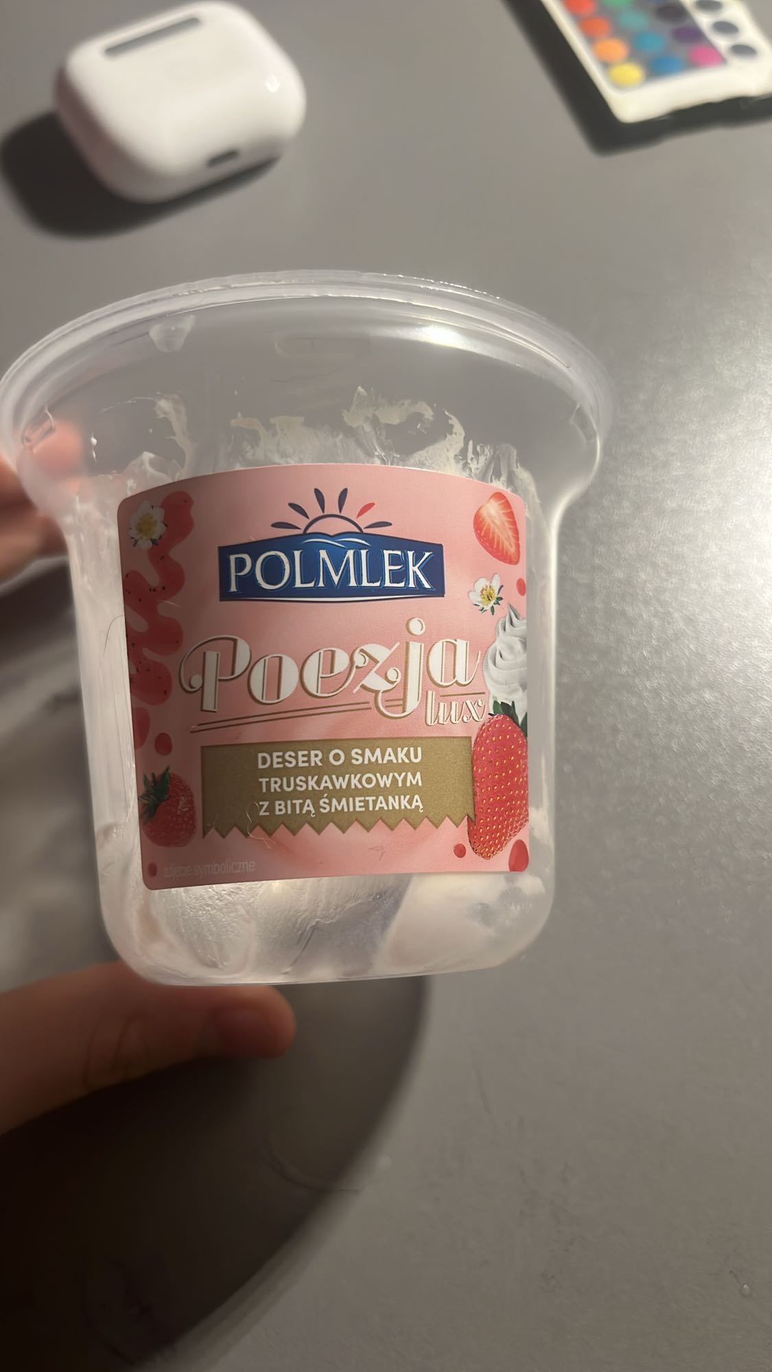 Deser truskawkowy z bitą śmietaną