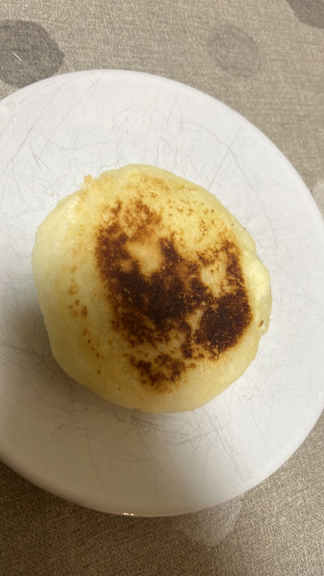 Arepa de yuca hervida con queso mozarela y aceite de oliva