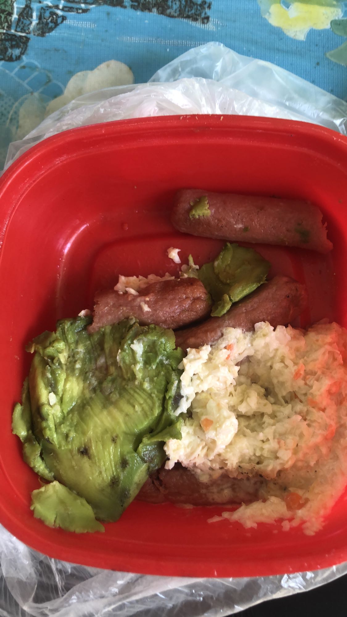 Salchichas con ensalada y aguacate