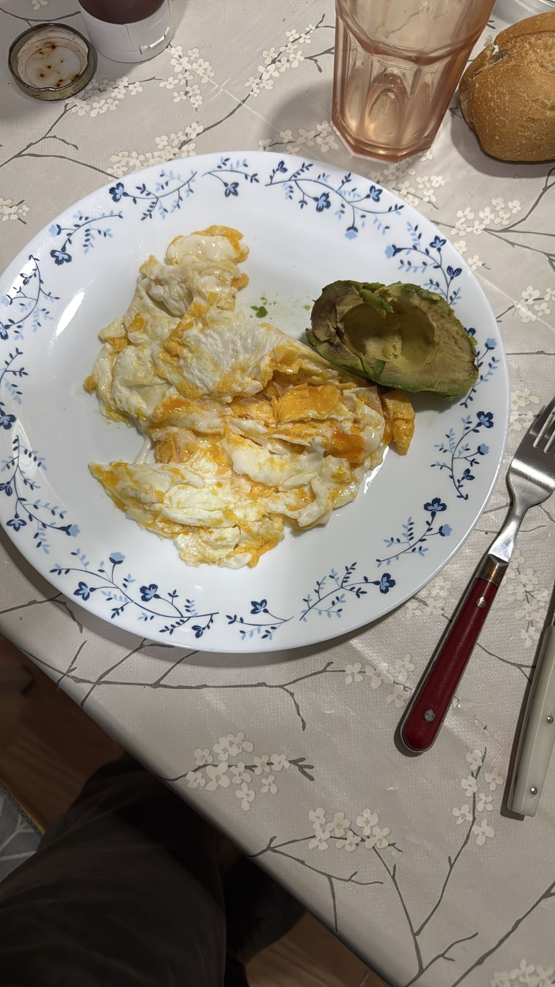 Huevos revueltos y aguacate