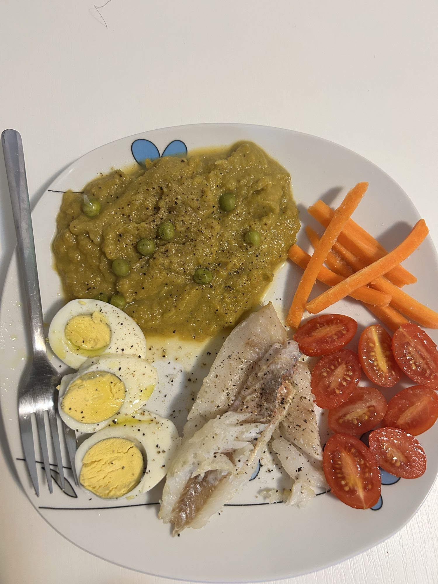 Puré de verduras con huevo cocido y vegetales frescos