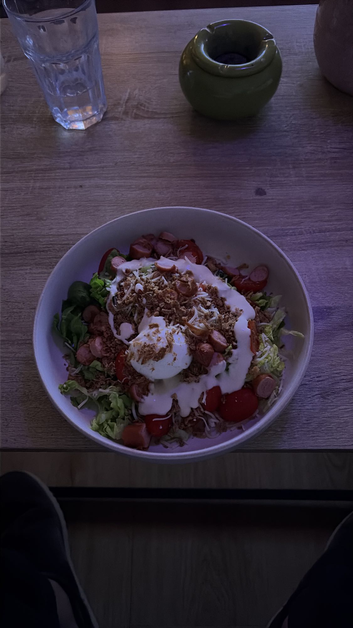 Salade avec œuf et saucisse