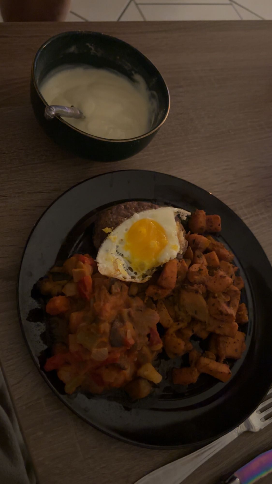 Steak, œuf, patate douce, ratatouille, fromage blanc protéiné