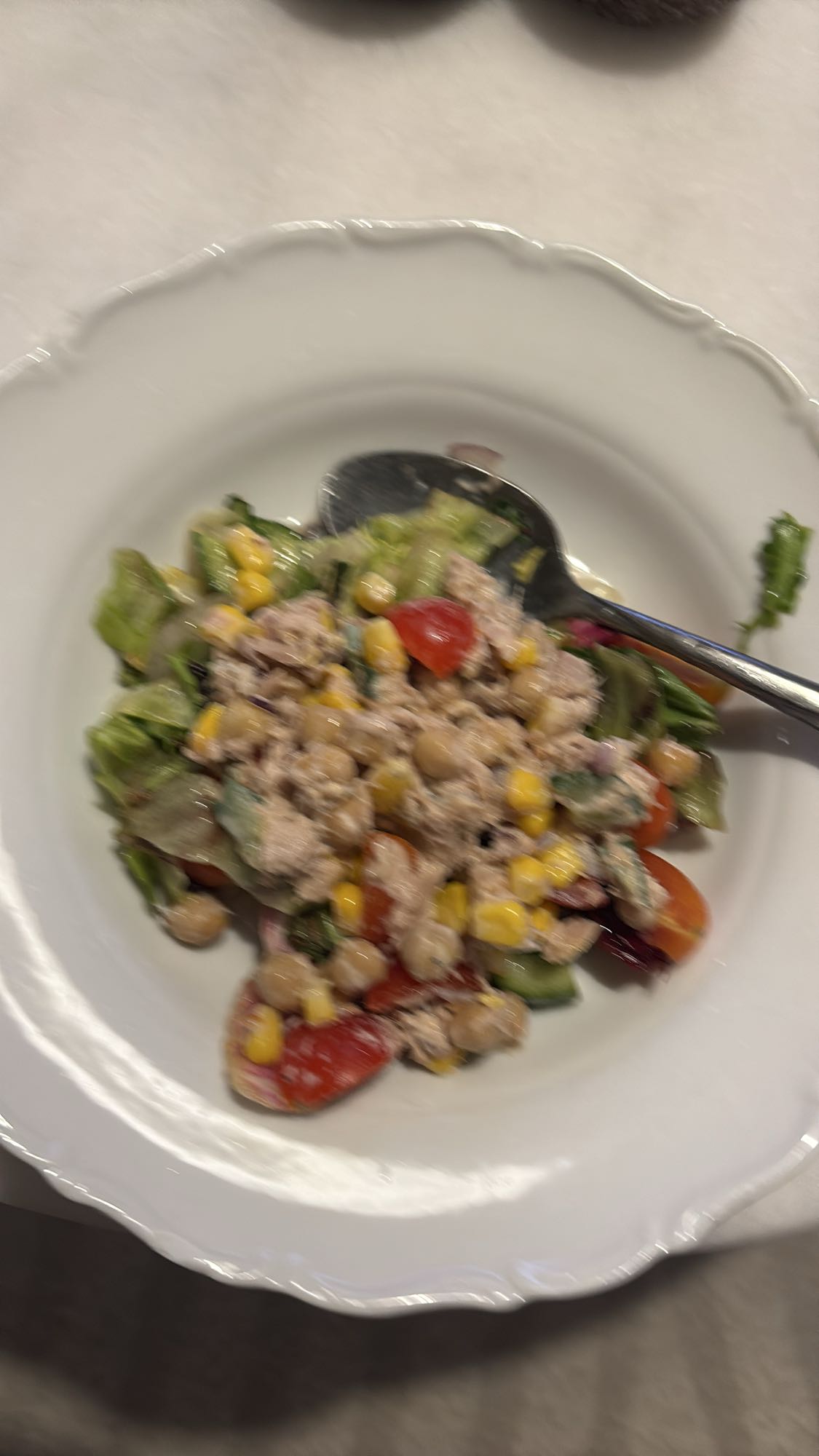 Tonfisksallad med kikärtor