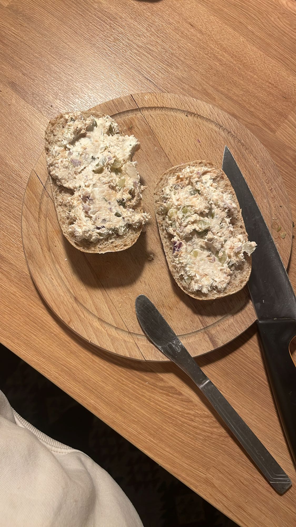 Kanapka z pastą z łososia i serka almette