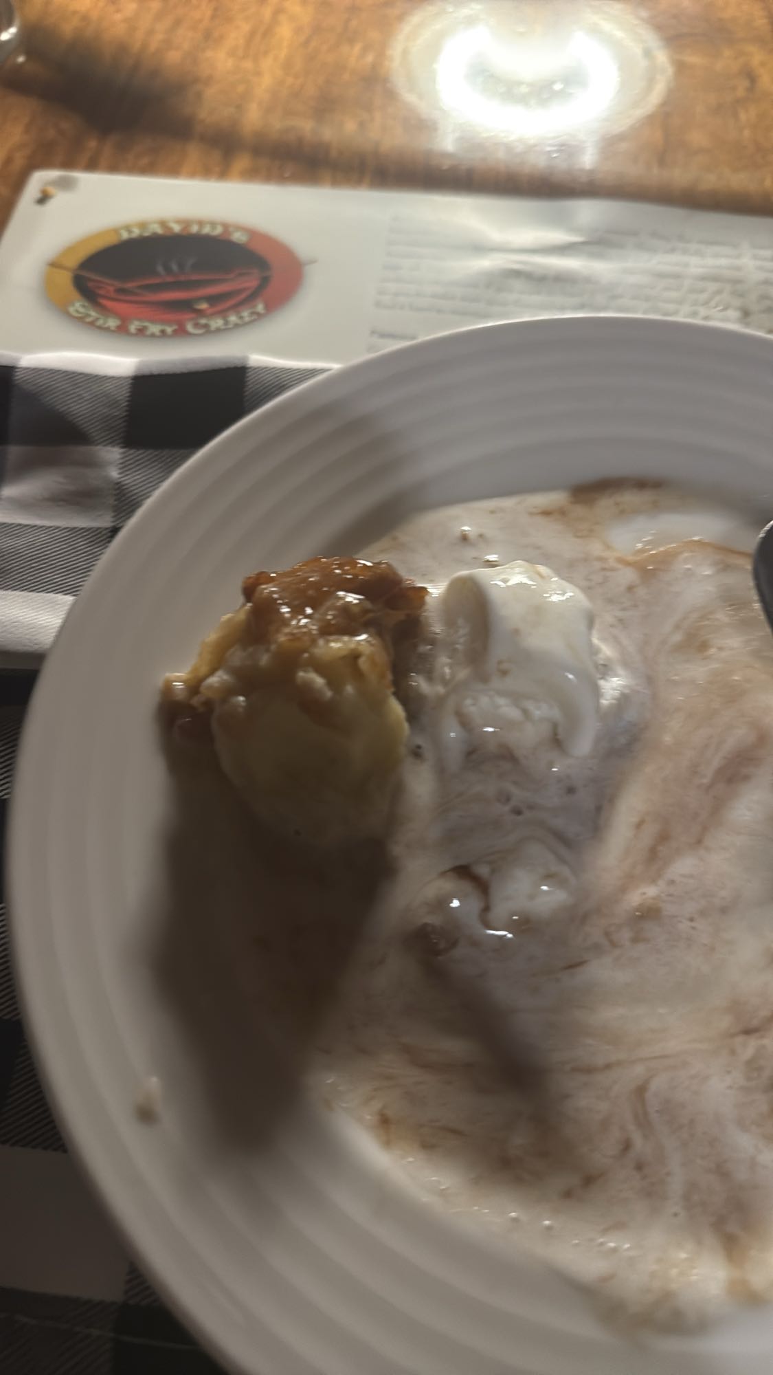 Apple cobbler with ice cream