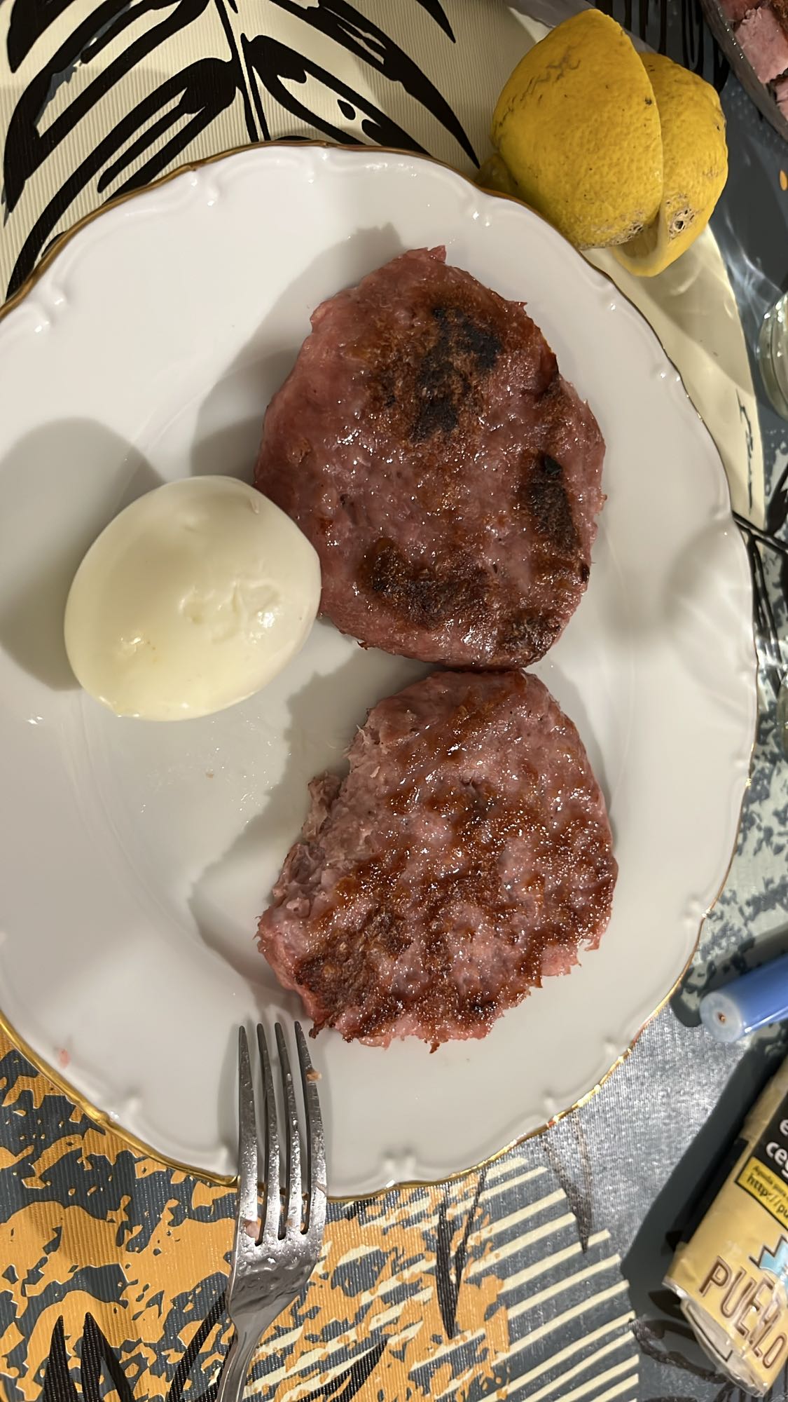 hamburguesas y huevo duro