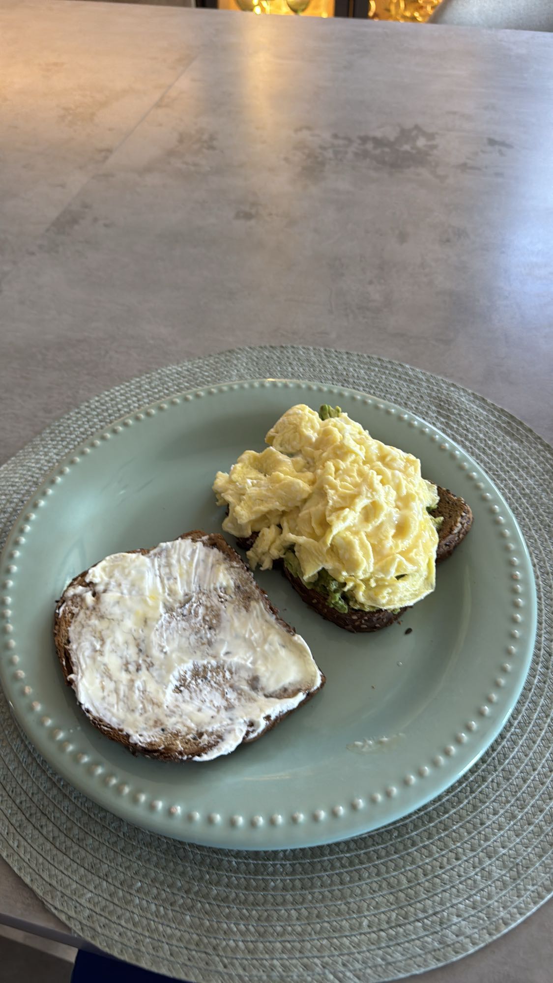 Tostada con huevo y aguacate