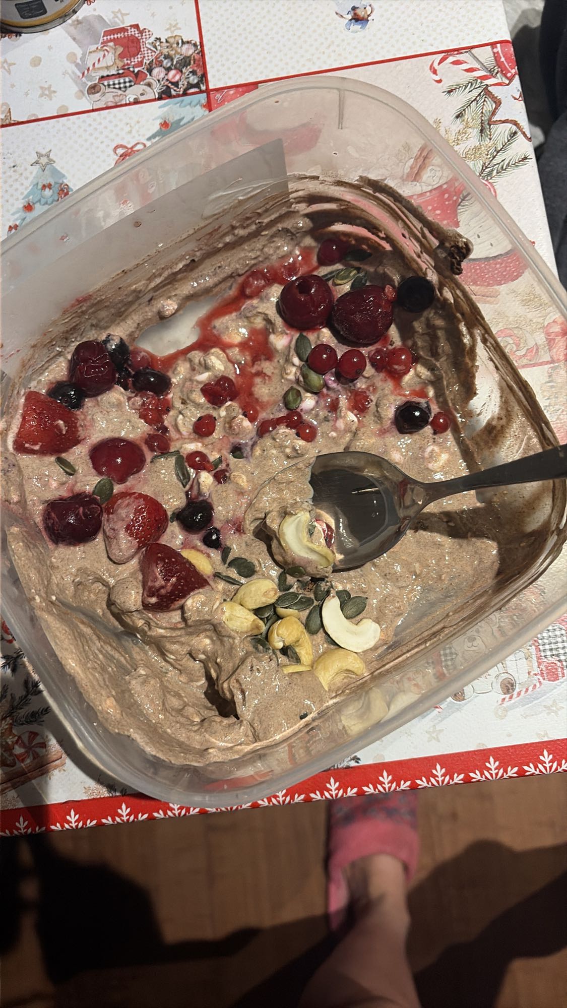 Gustare proteică cu iaurt, brânză cottage și fructe