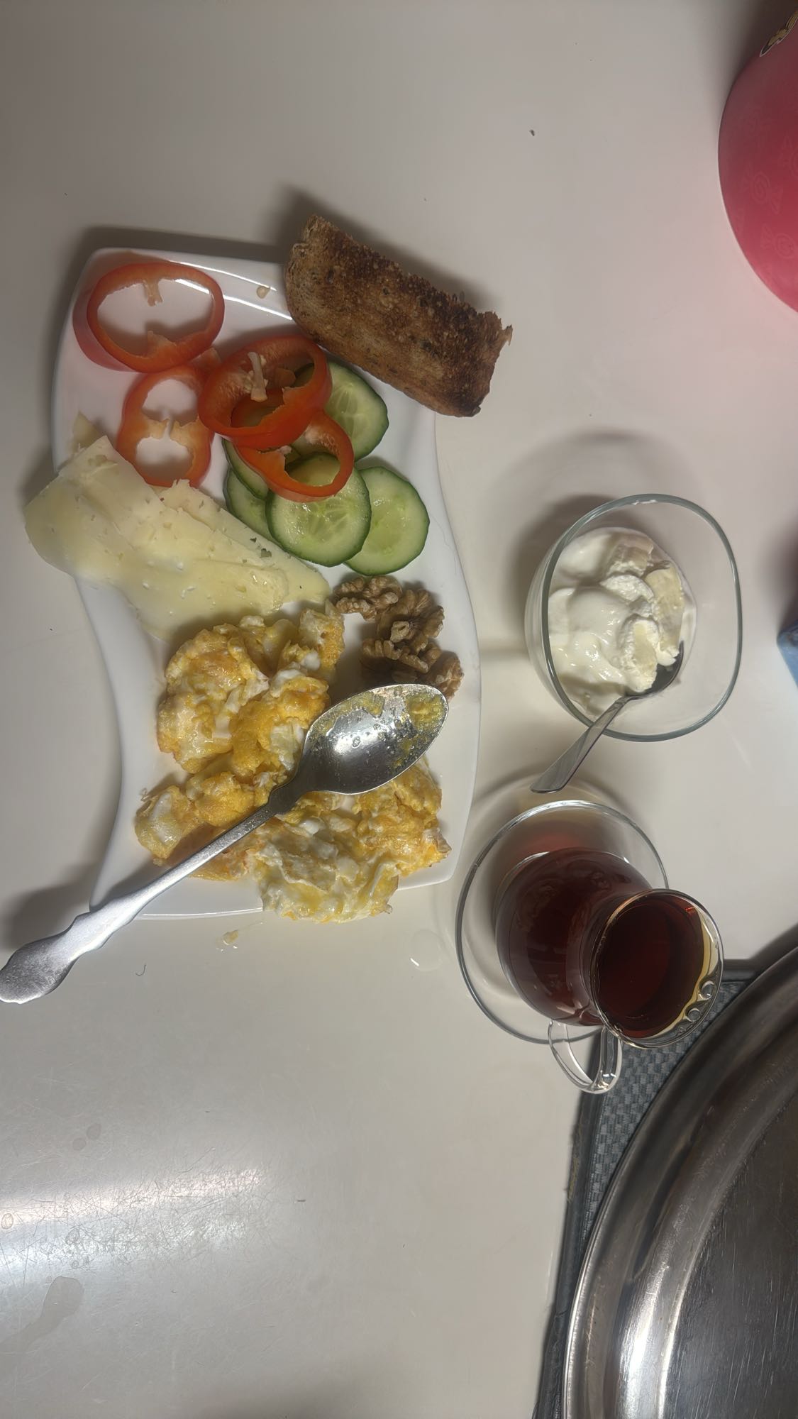 Frukosttallrik med te