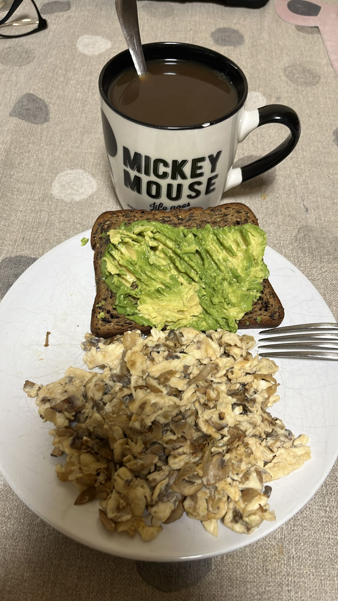 Tostada con aguacate, huevo y café negro