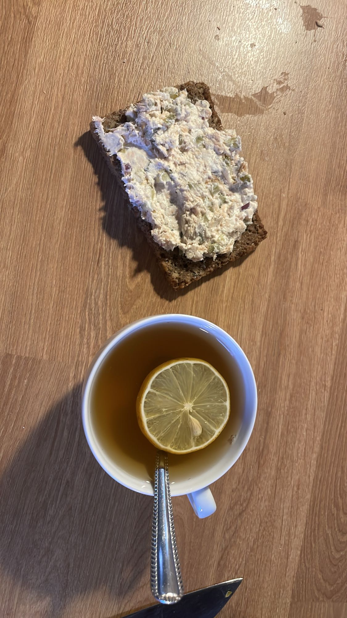 Kanapka z pastą i herbata