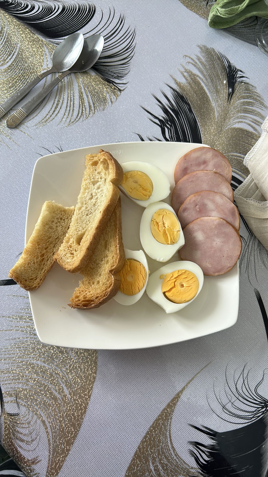 Яйца с ветчиной и тостами