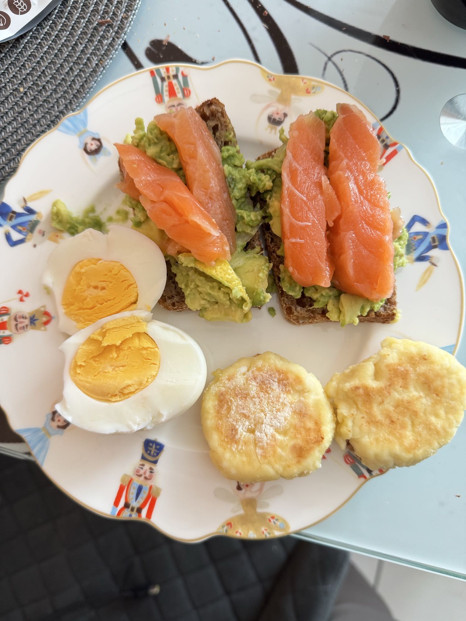 Сніданок з лососем та яйцем