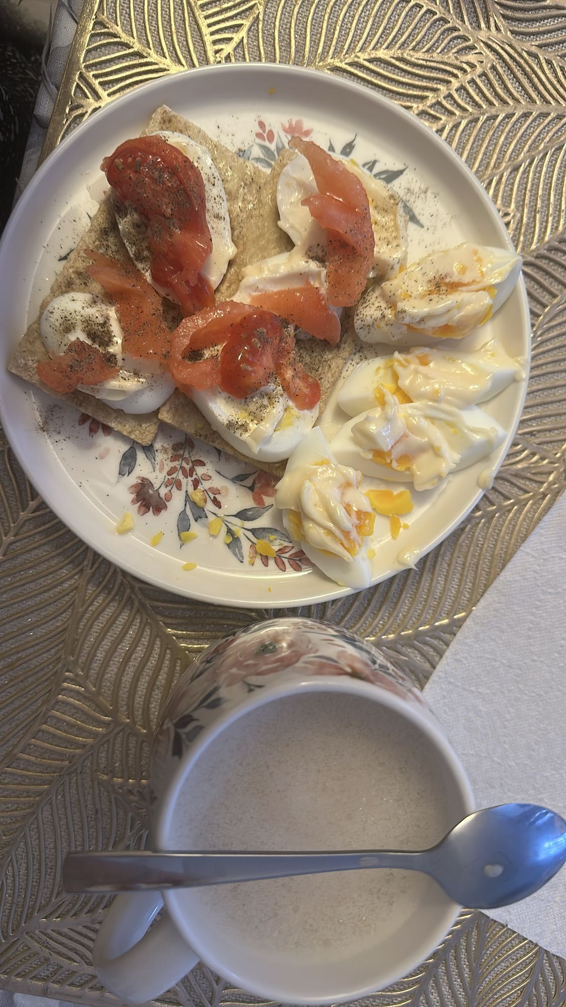 Jajka z pieczywem i kawą