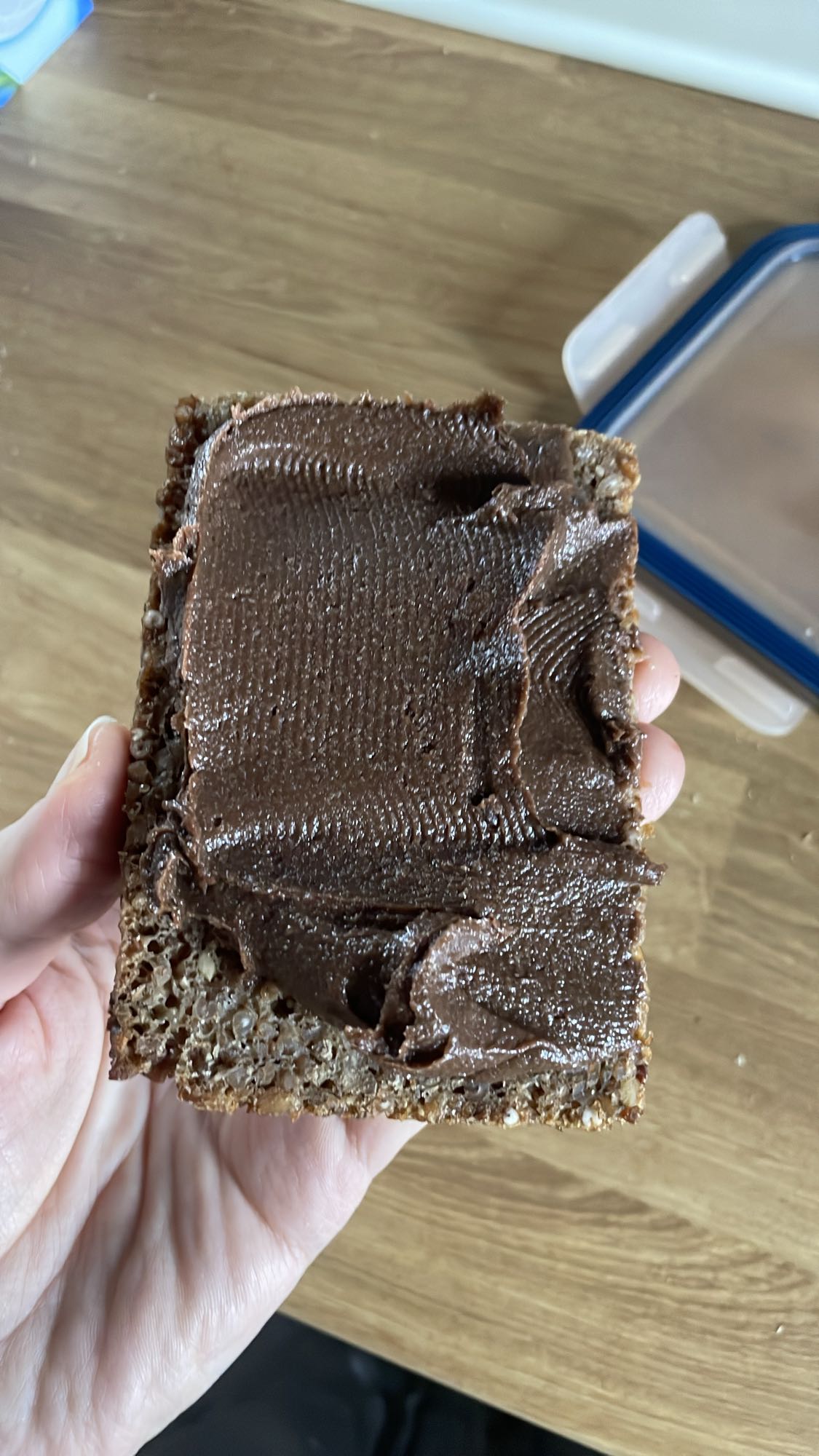 Chleb z domowym kremem czekoladowym z orzechów i daktyli