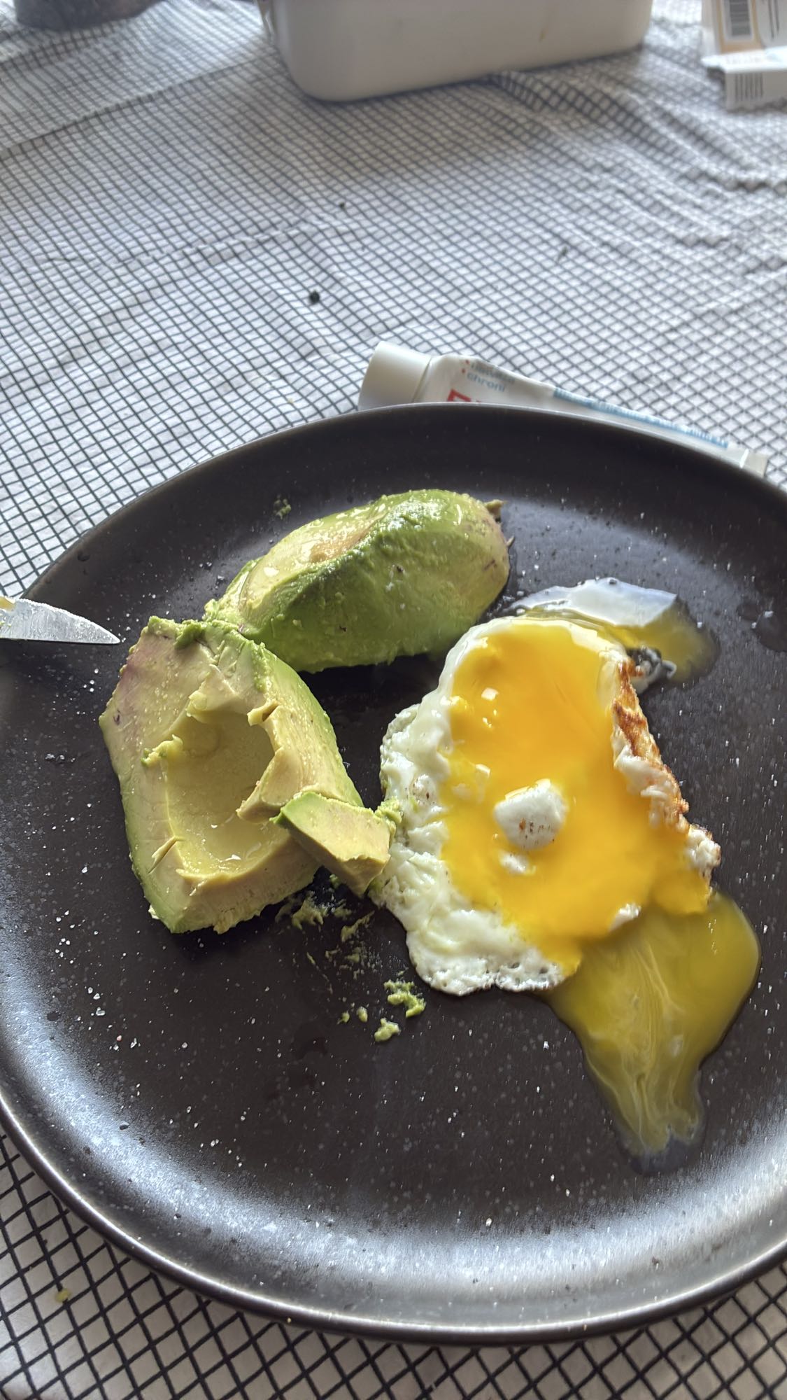 Avocado en gebakken ei