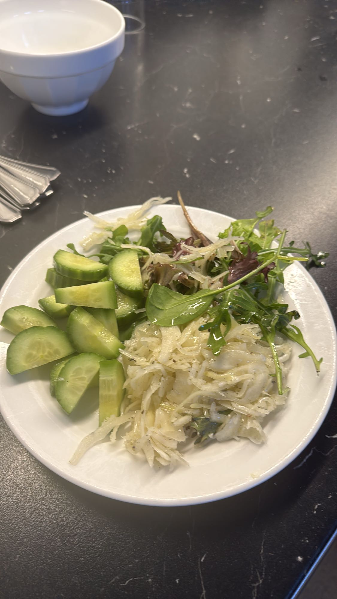 Grönsallad med gurka