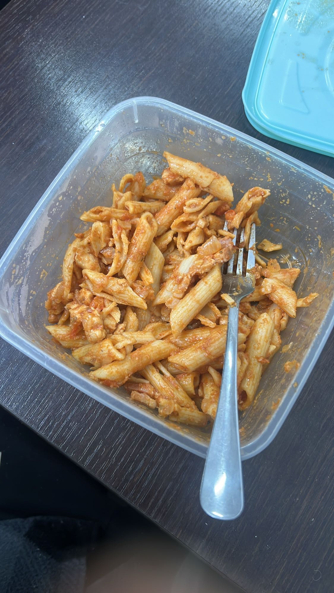 Paste cu pui și sos roșu