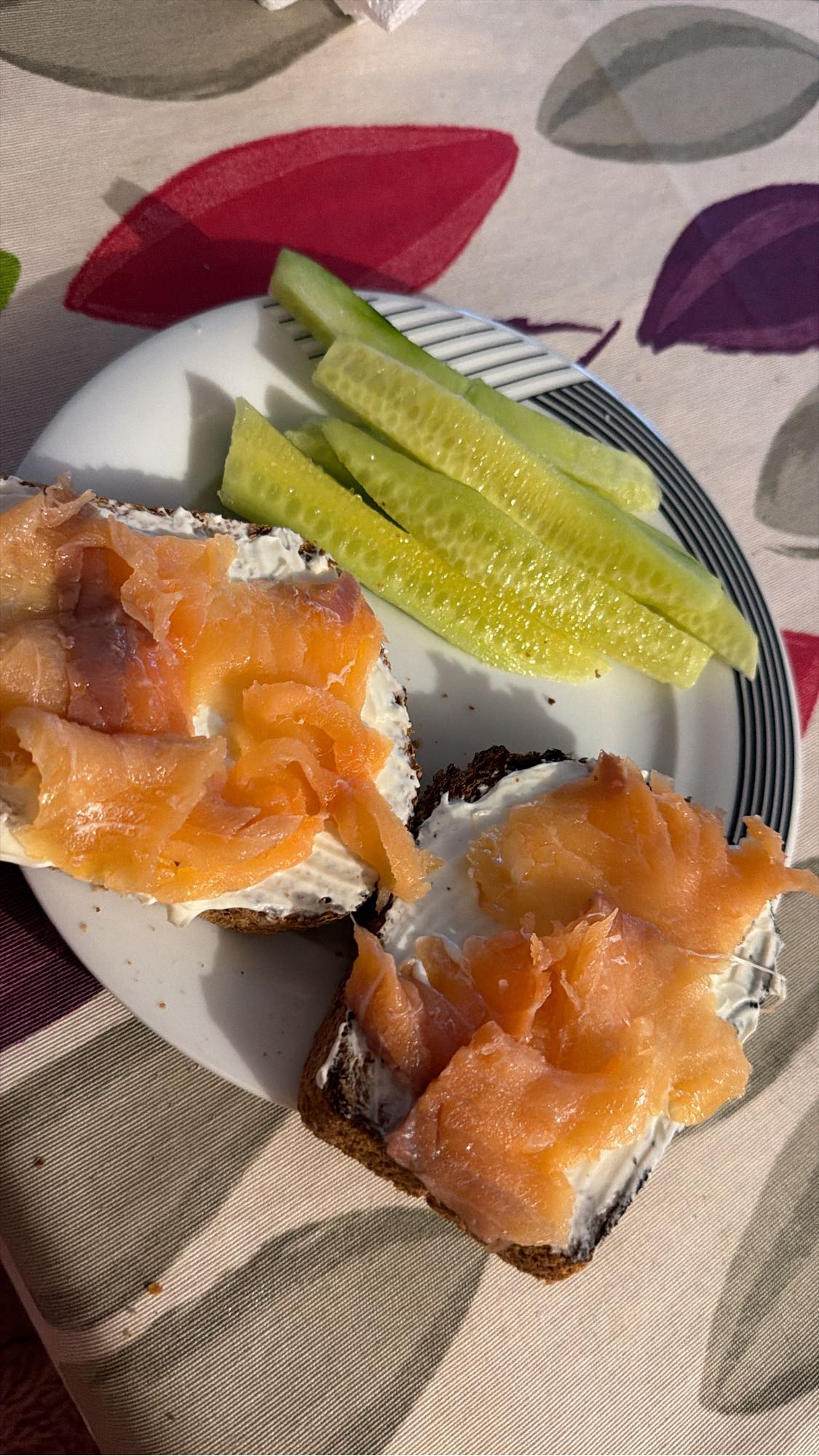 Pâine cu somon și castraveți