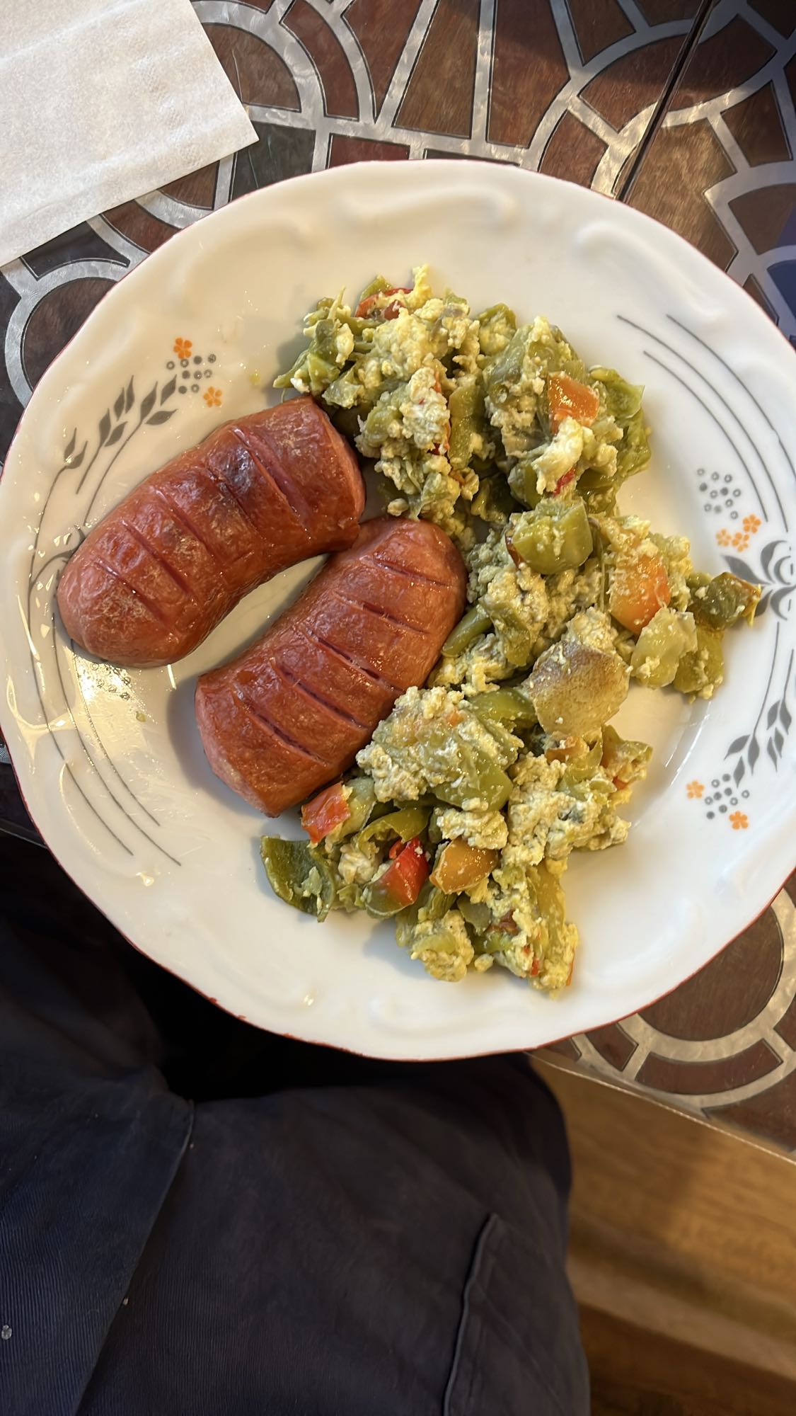 Наденица с яйца и зеленчуци