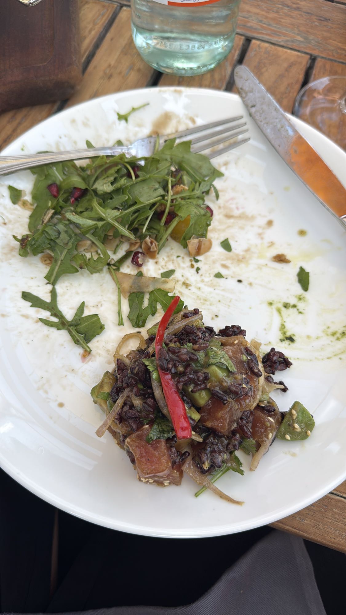 Tuna poke with arugula salad
