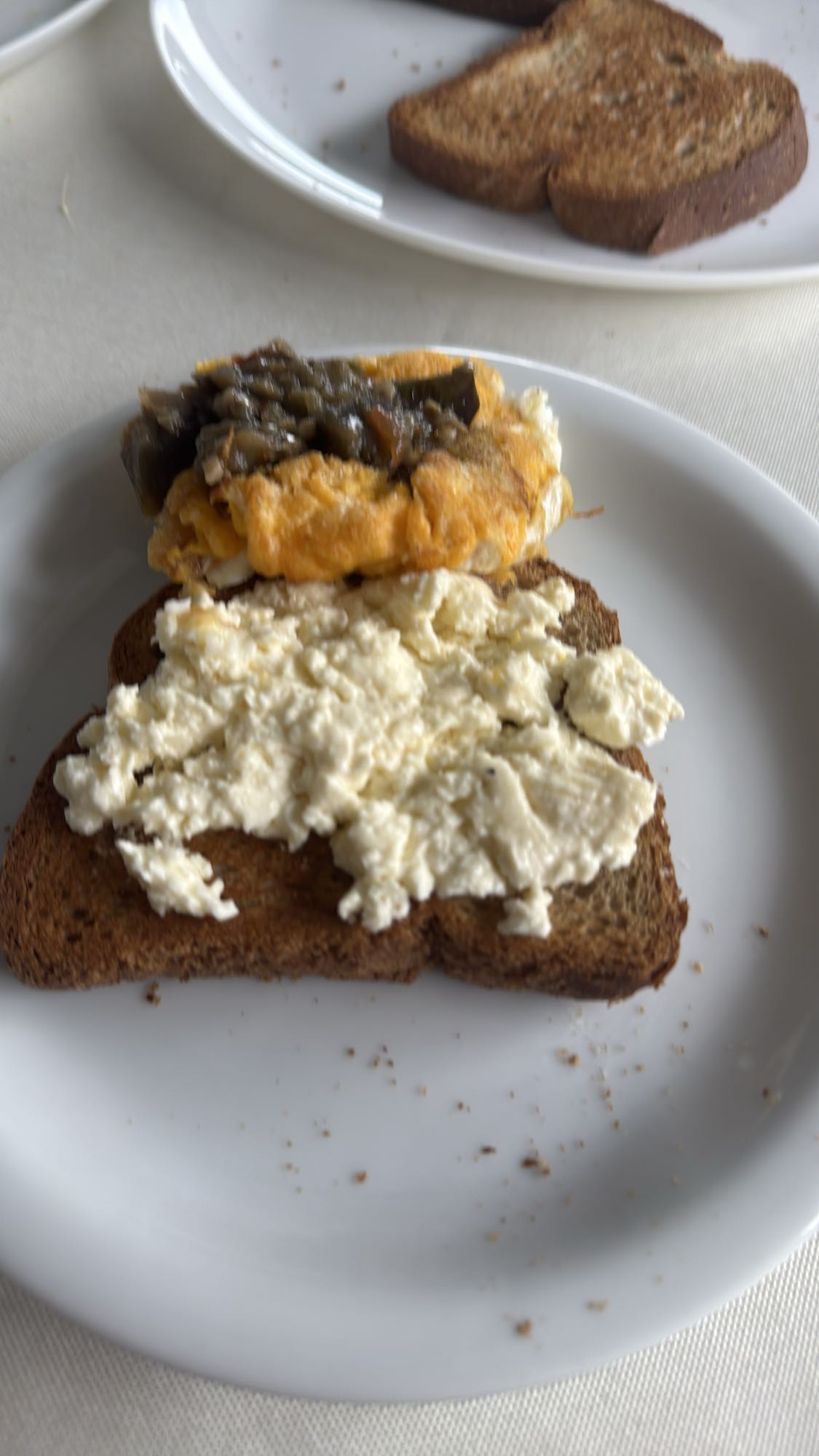 Torrada com ovos e queijo