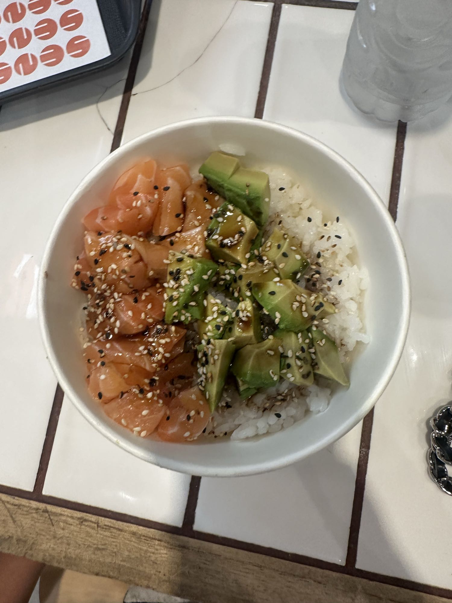 poke de salmón y aguacate