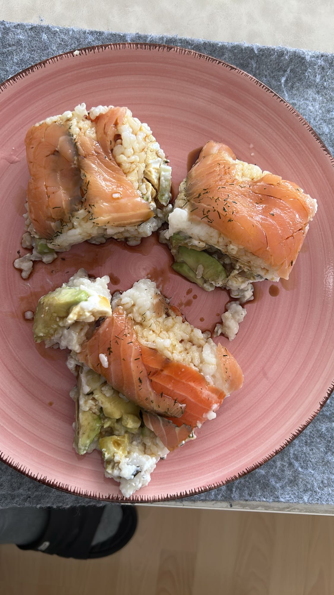 Sushi de salmón y aguacate