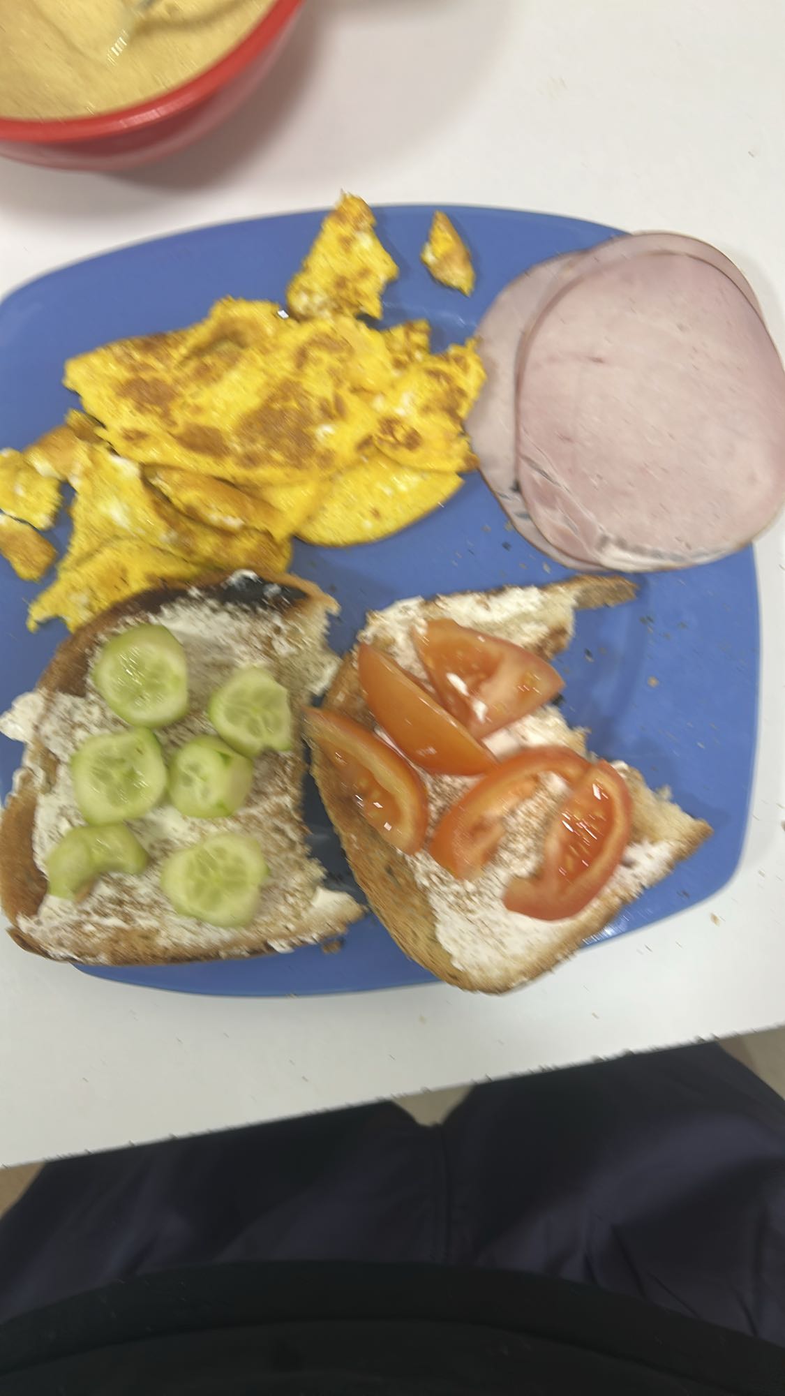 Mic dejun cu ou, pâine și legume