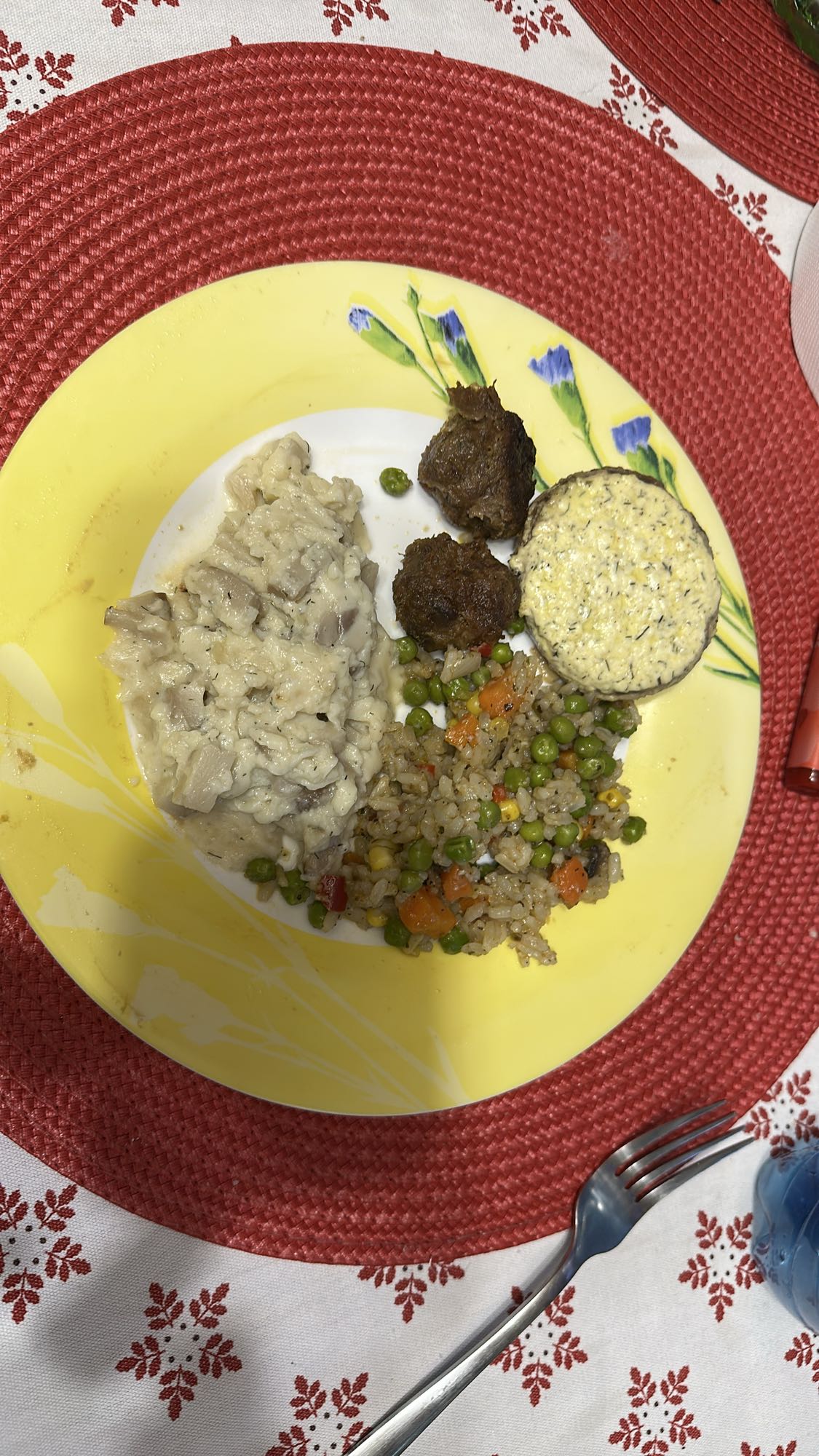 Platou cu orez și chiftele