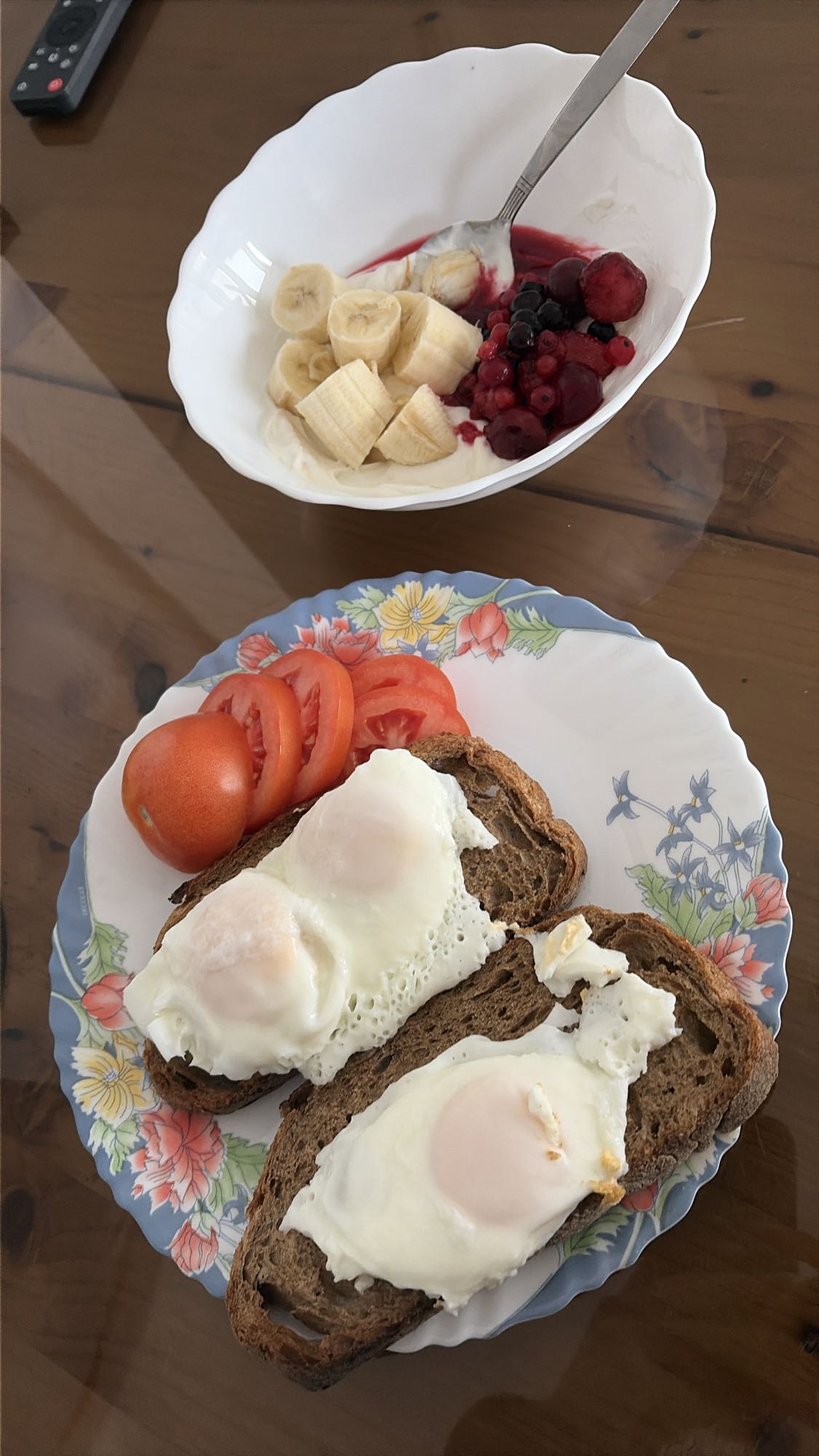 Masă post antrenament cu ouă, pâine neagră și iaurt cu fructe