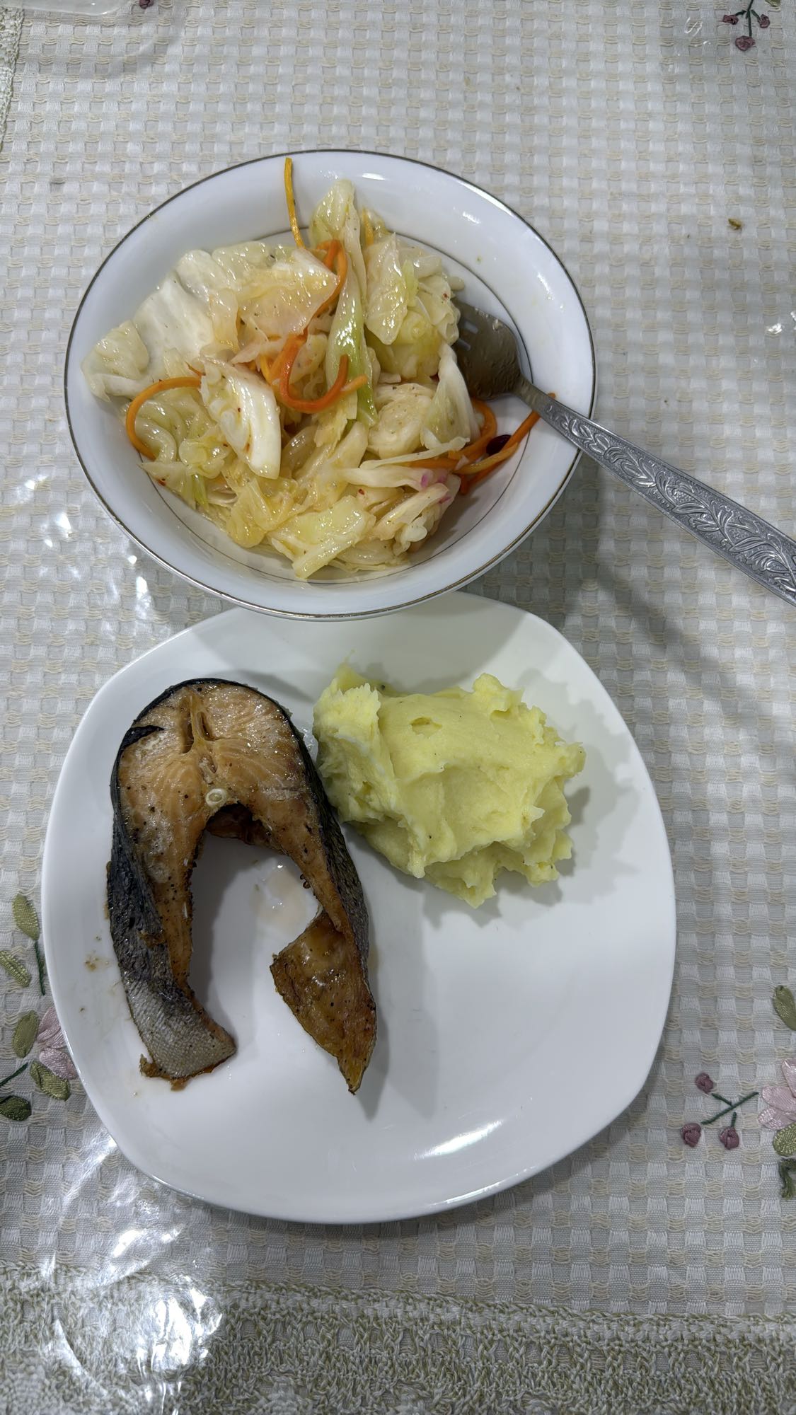 Рыба с пюре и салатом