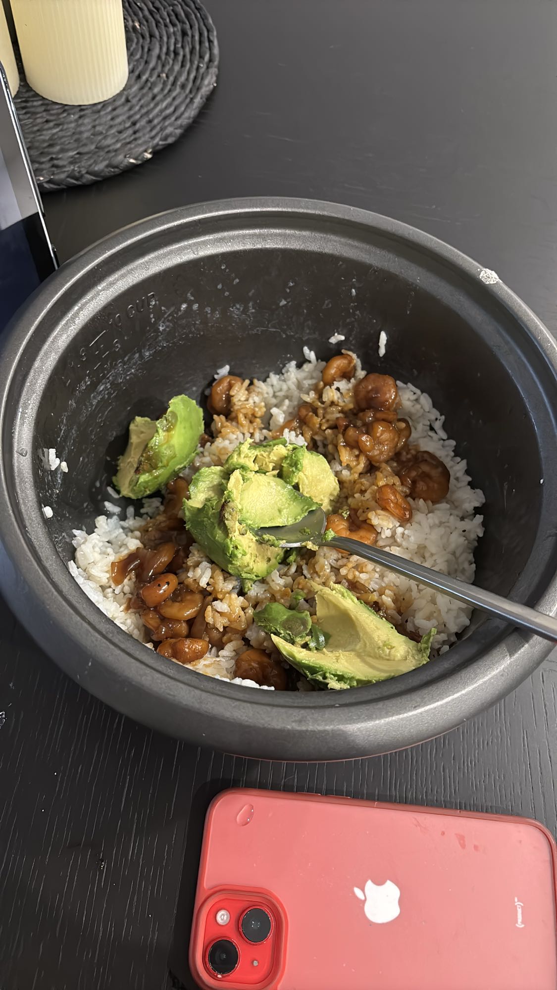 Riz, avocat et crevettes