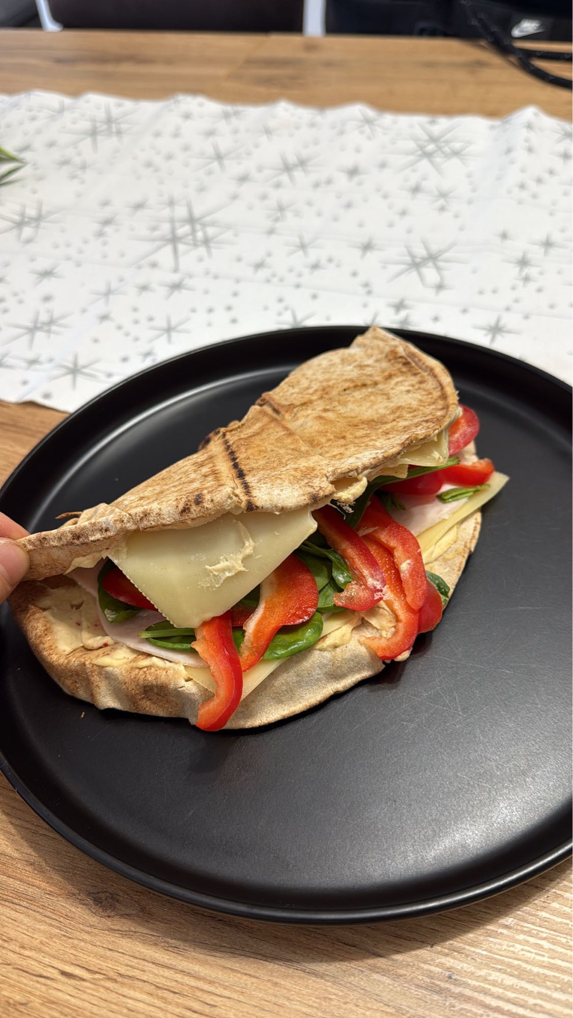 Sandviș cu lipie și legume