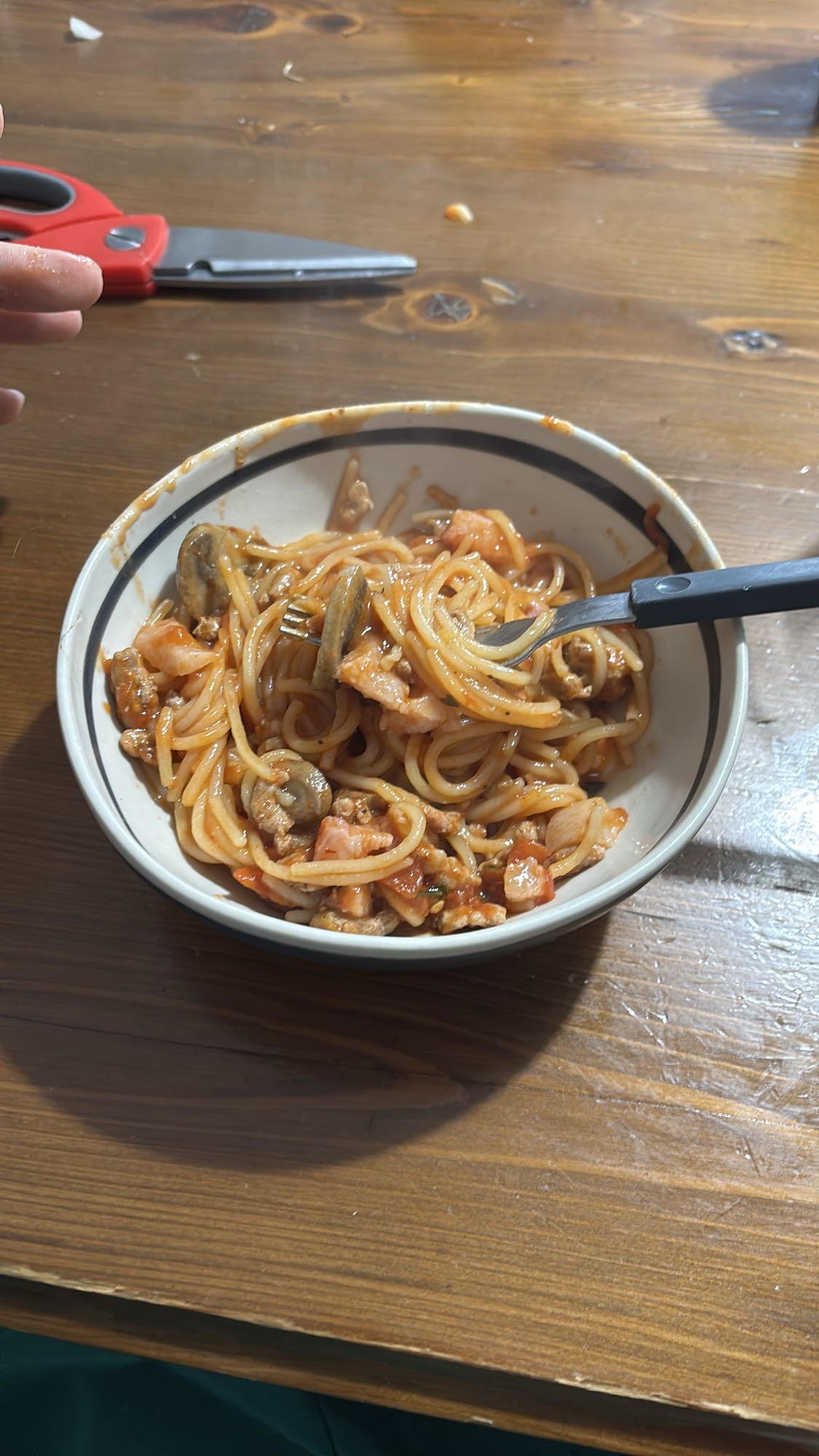 espaguetis con salsa y camarones