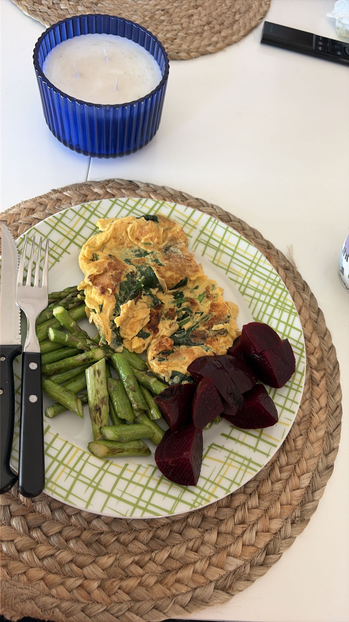 Tortilla con espárragos y remolacha