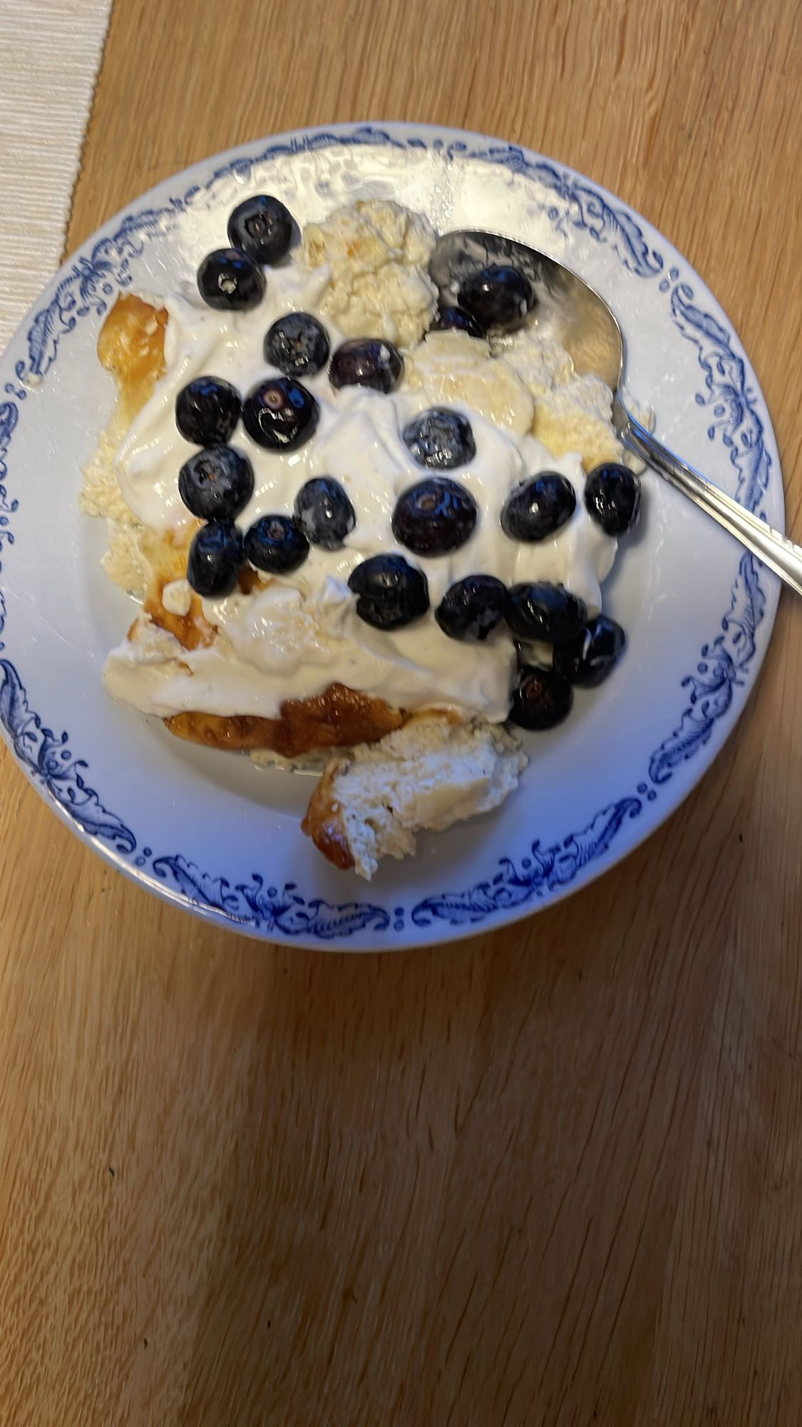Blåbärsgrädde med kaka